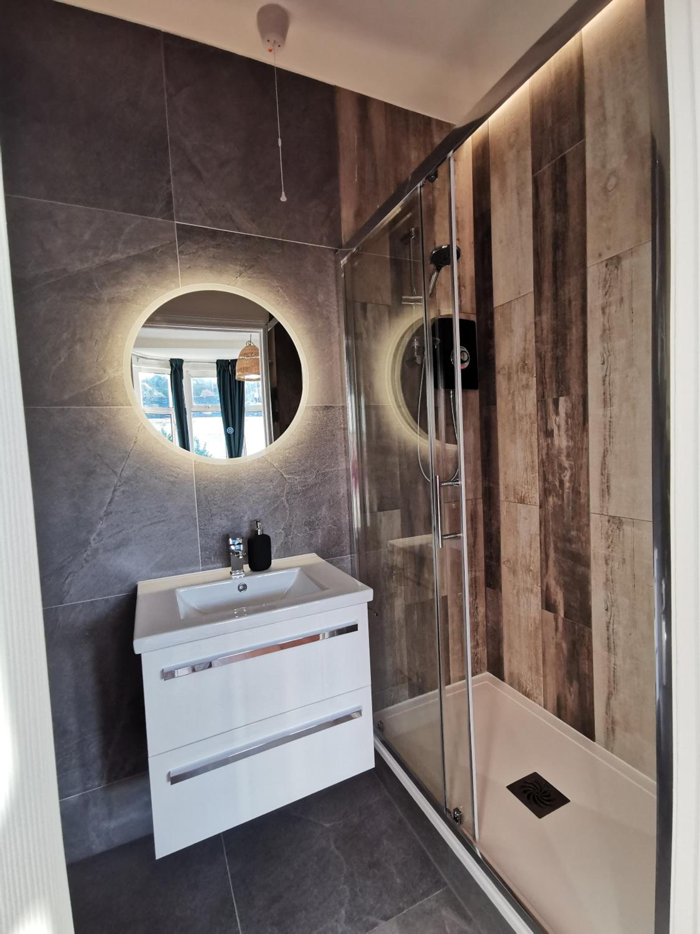 Double Room with Private Bathroom - Photo 11
