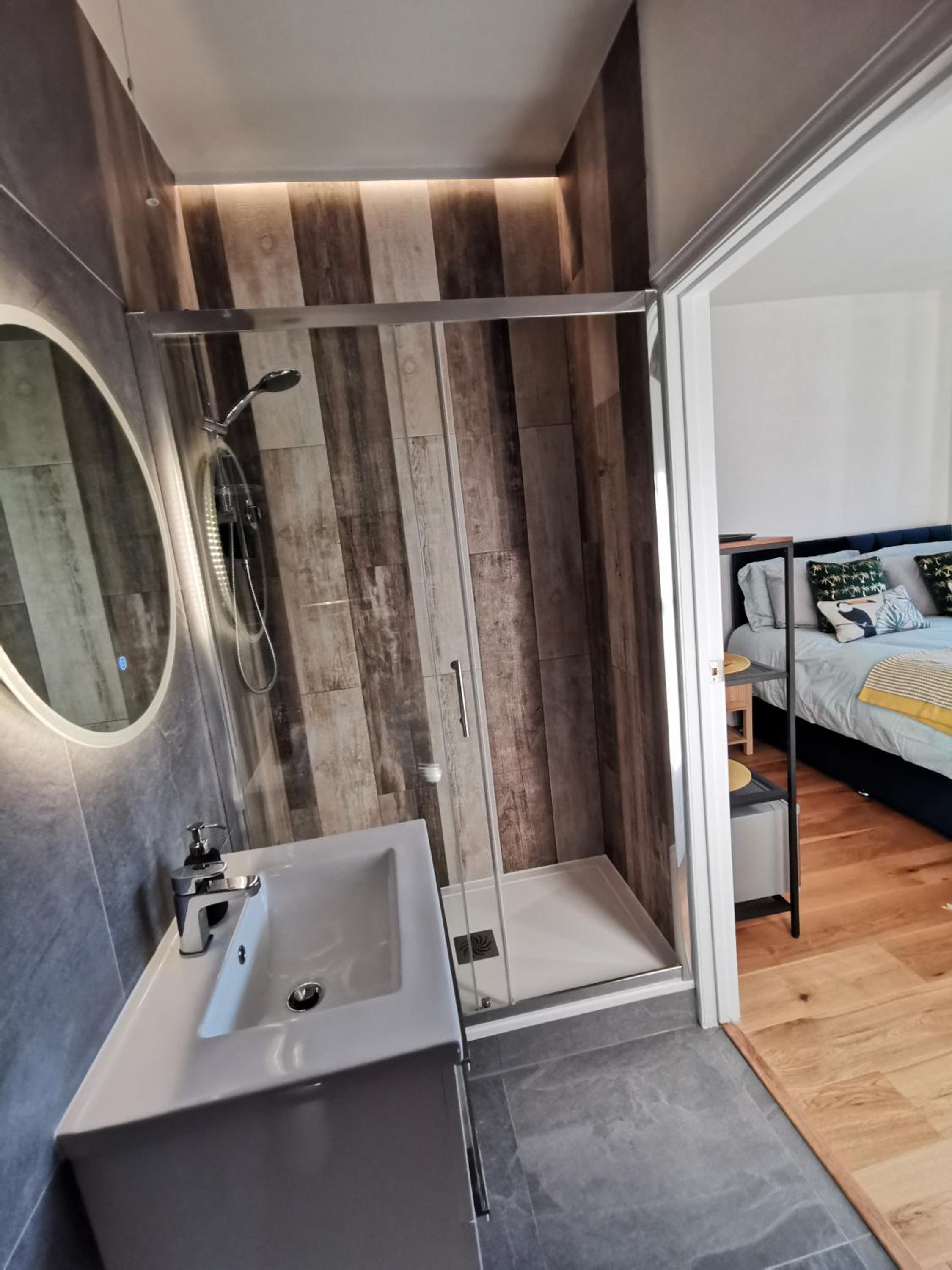 Double Room with Private Bathroom - Photo 13