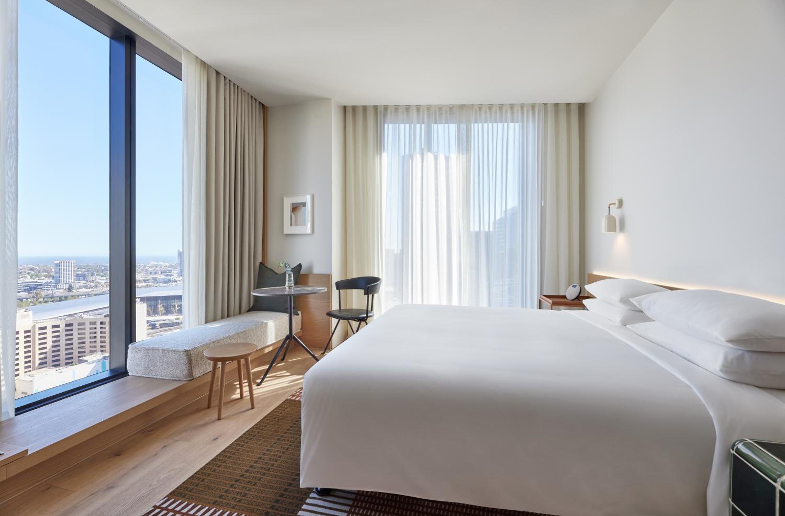Deluxe King Room with City View - Photo 8