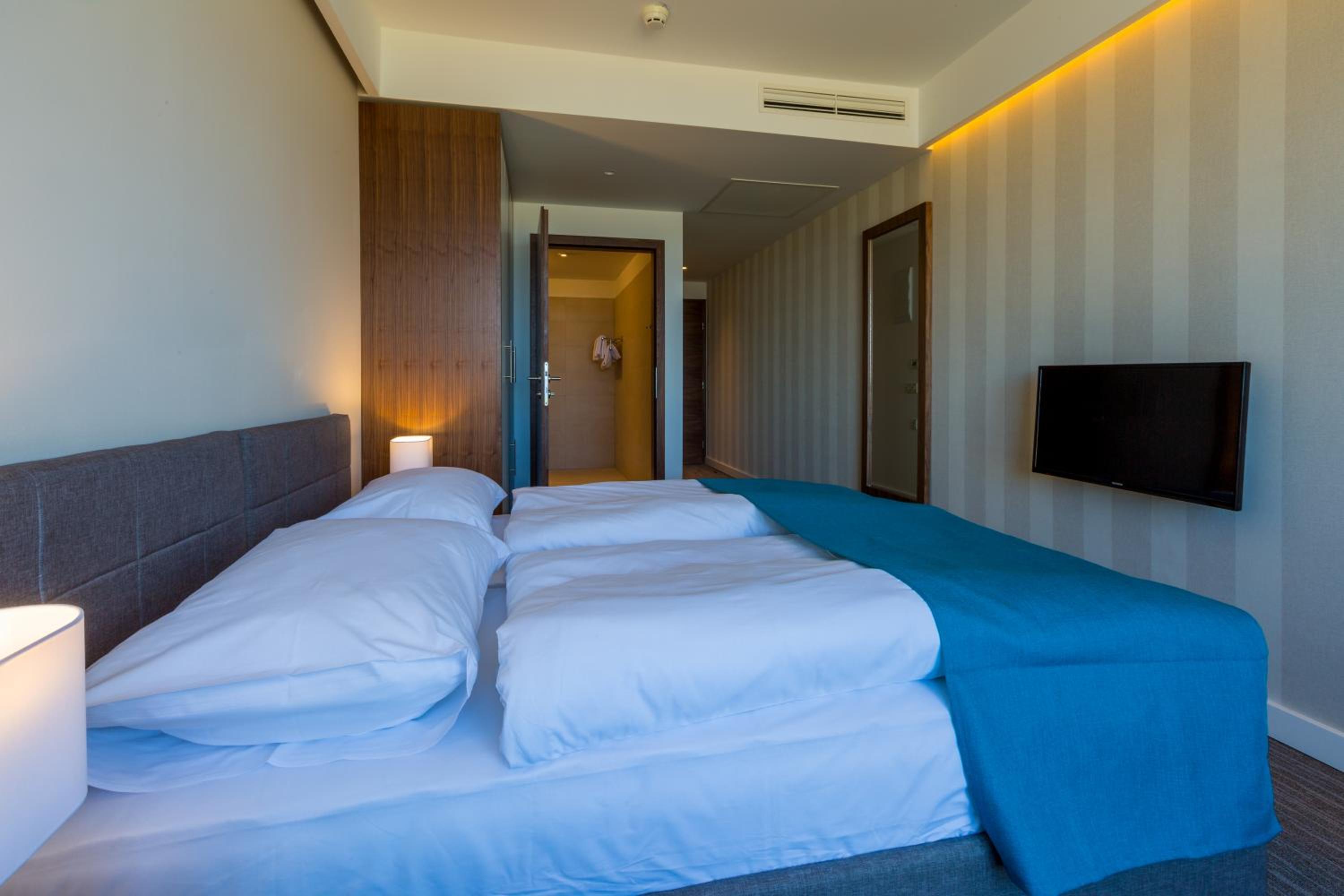 Twin Room - Disability Access photo 3