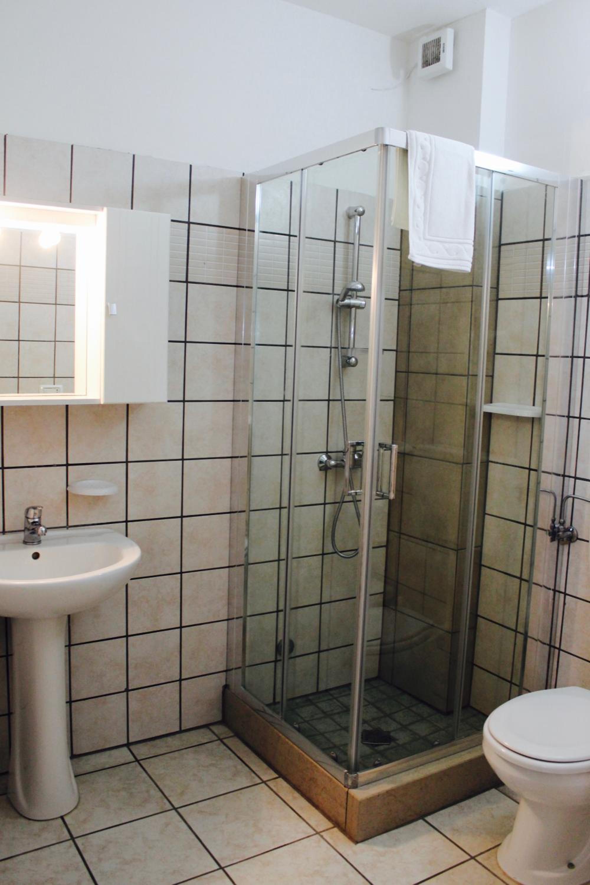 Standard Quadruple Room - Photo 6