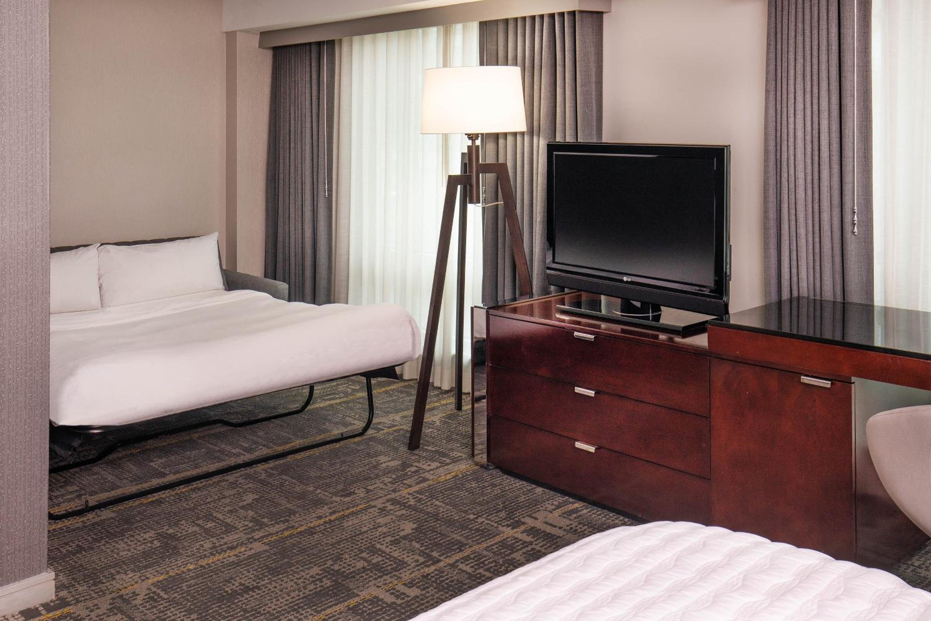 Junior Suite, 1 King - Photo 4