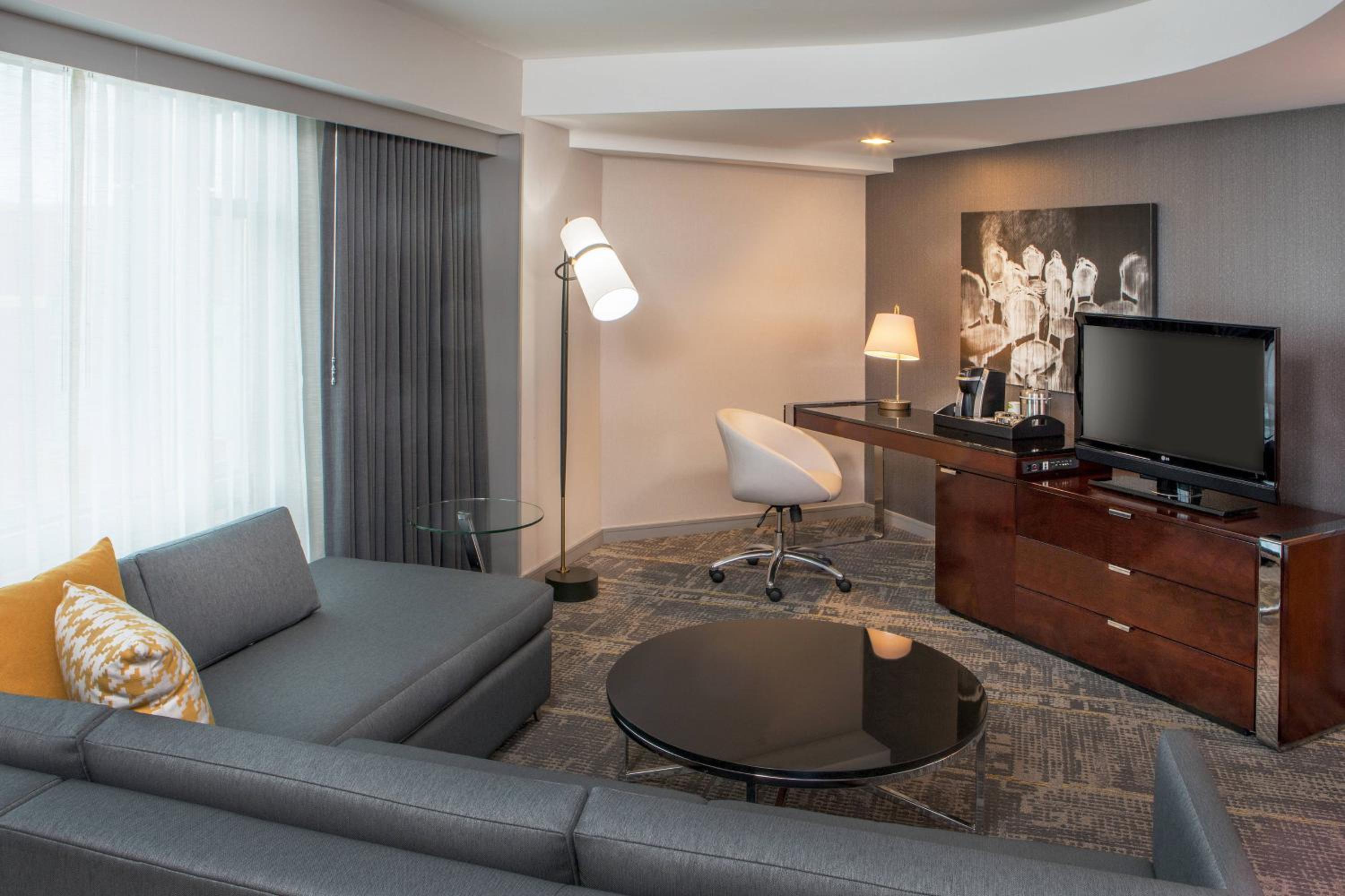 Suite, 1 King, Sofa bed thumbnail 5
