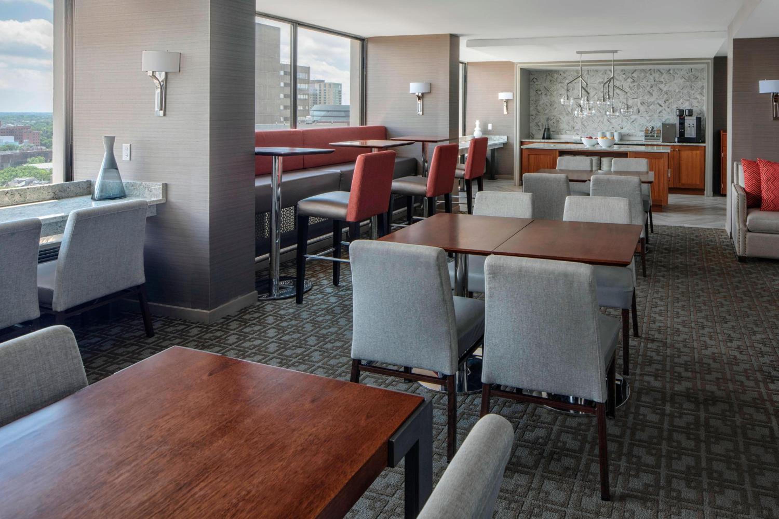 Deluxe King Room with Club Access photo 3