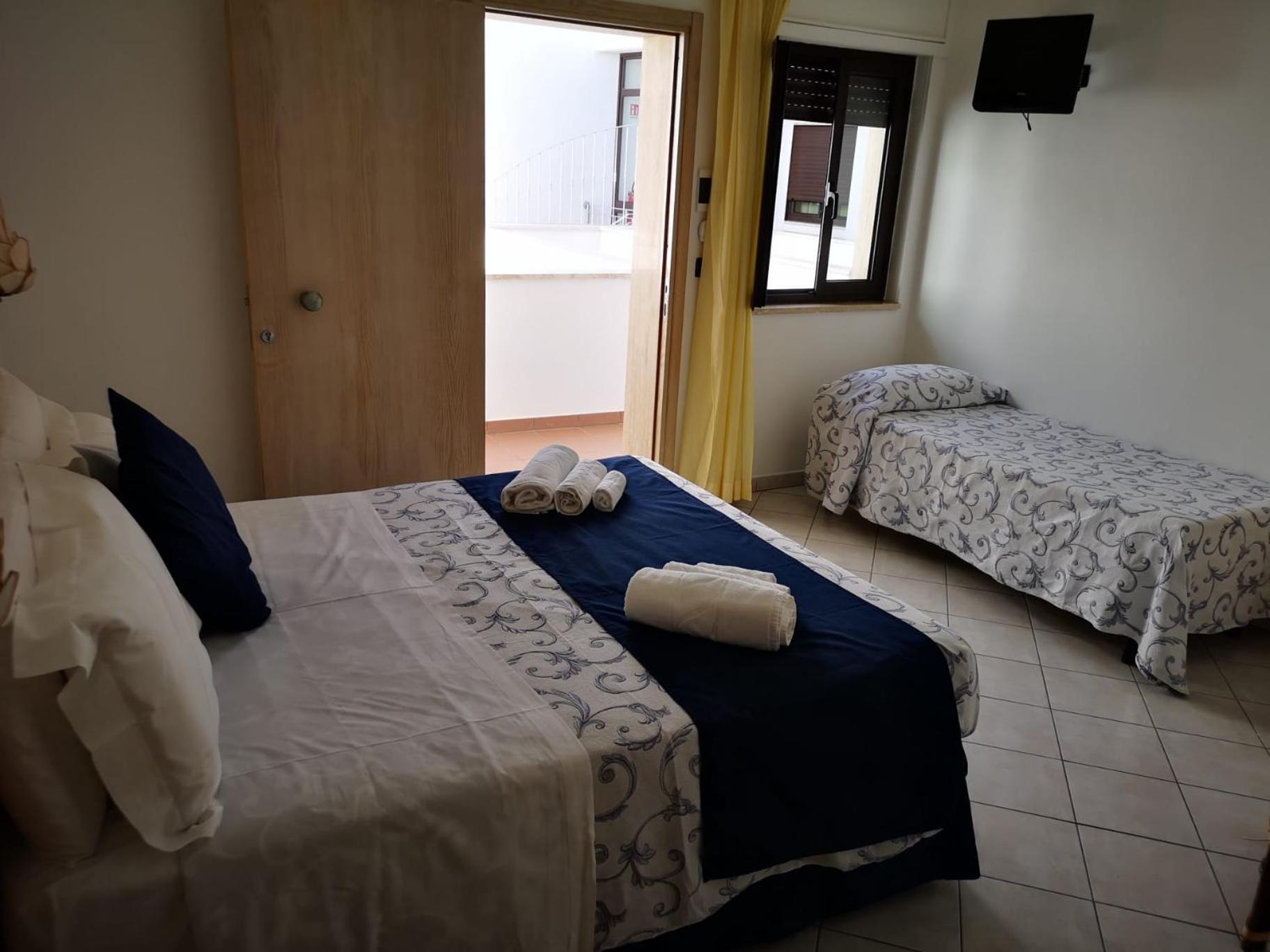 Economy Triple Room photo 1