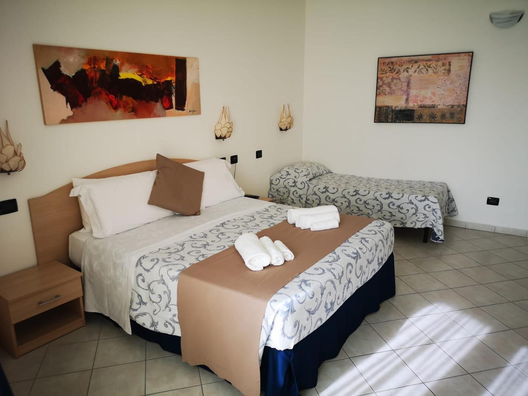 Economy Triple Room photo 3