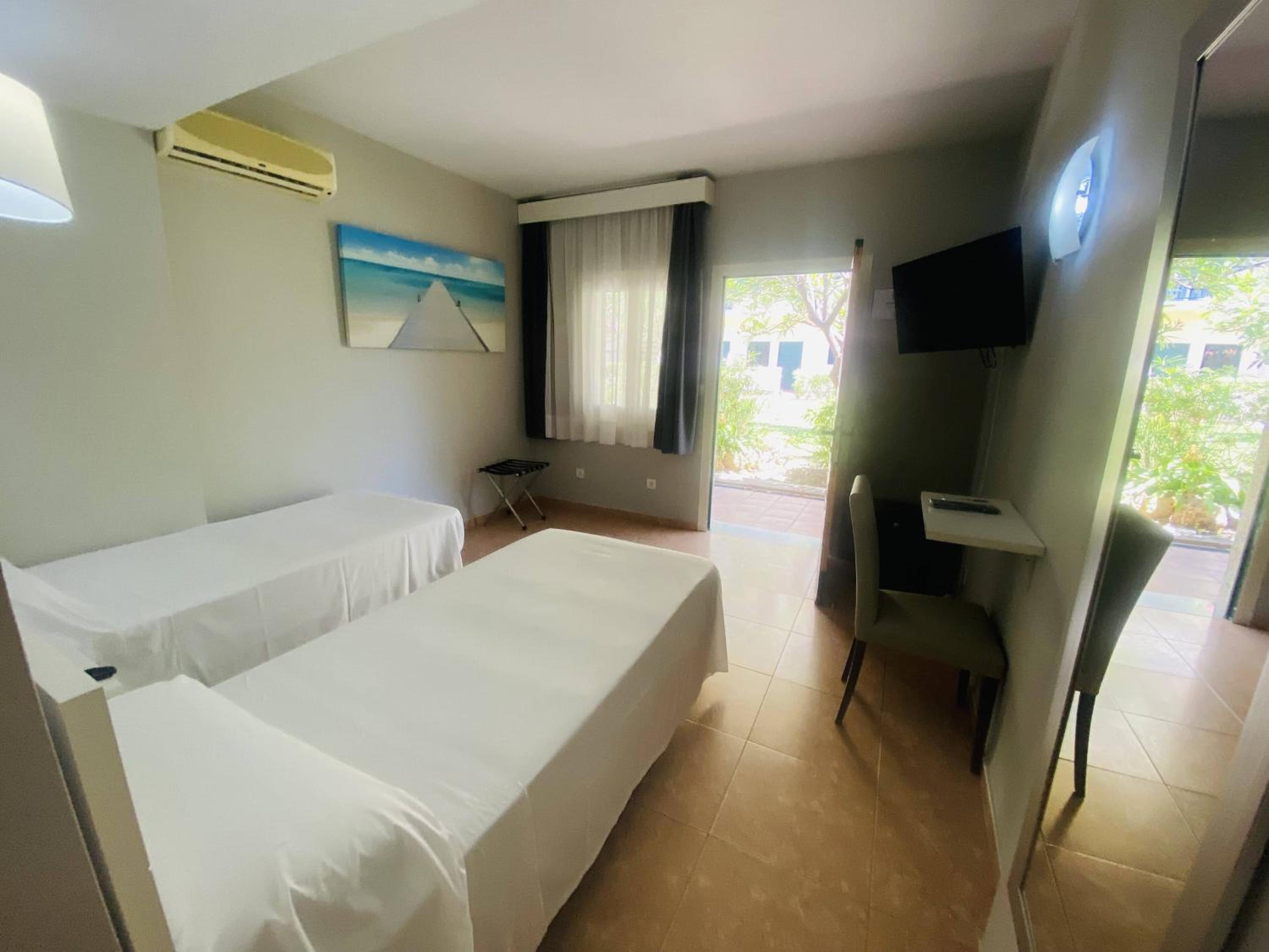 Habitación Doble - Planta Baja con Vista Parcial al Jardín