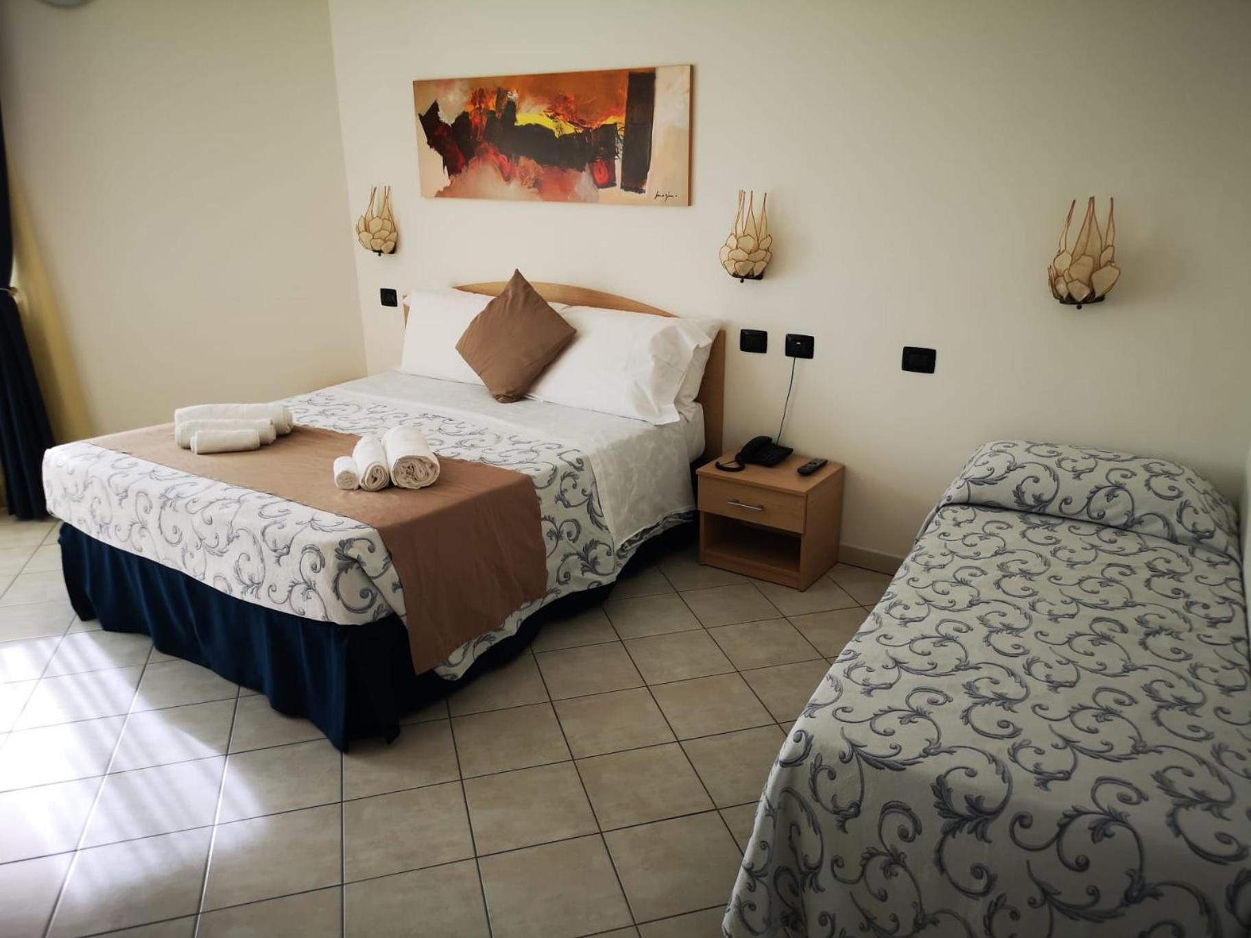 Economy Triple Room photo 2