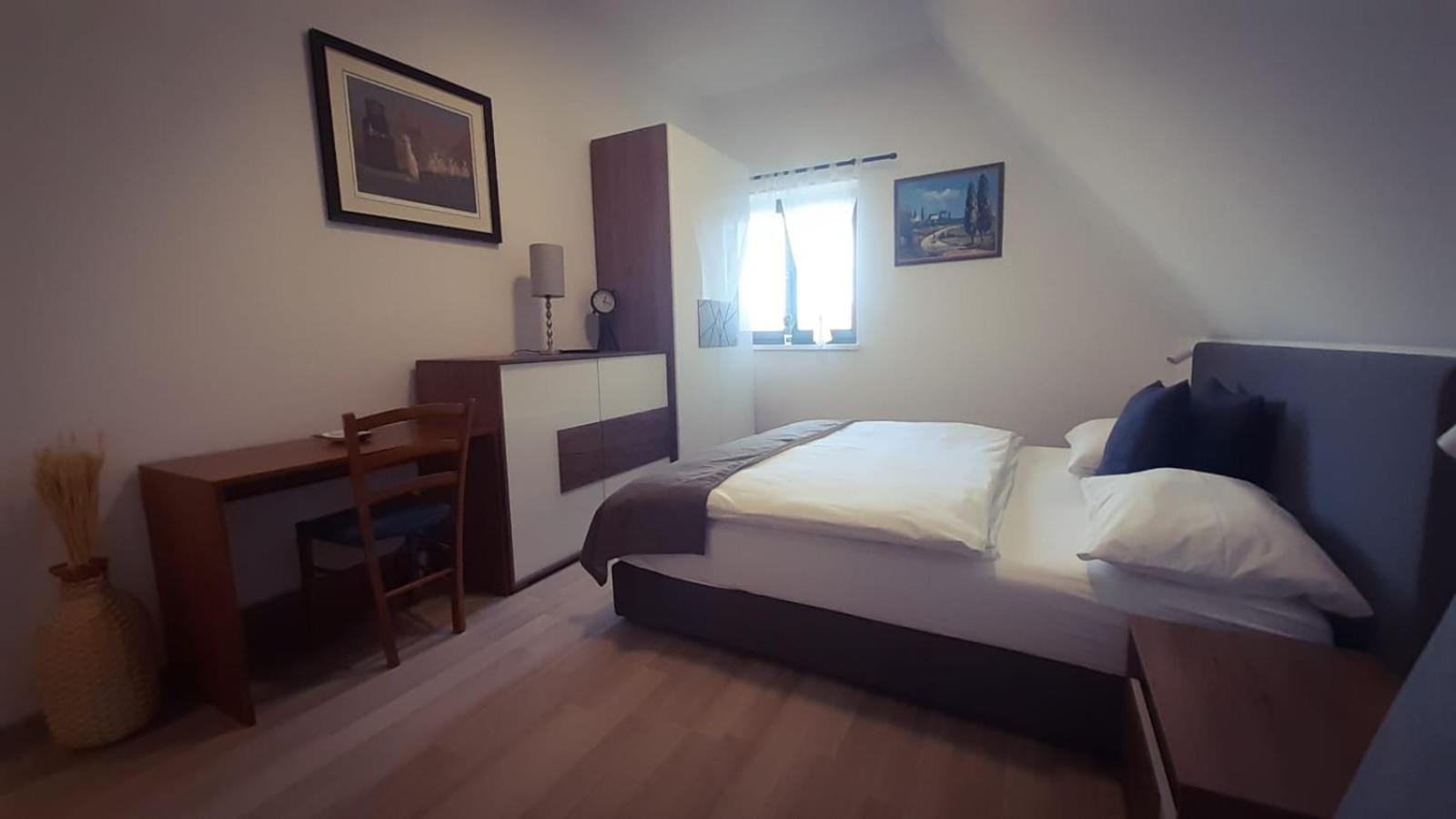 Deluxe Double Room - Photo 11