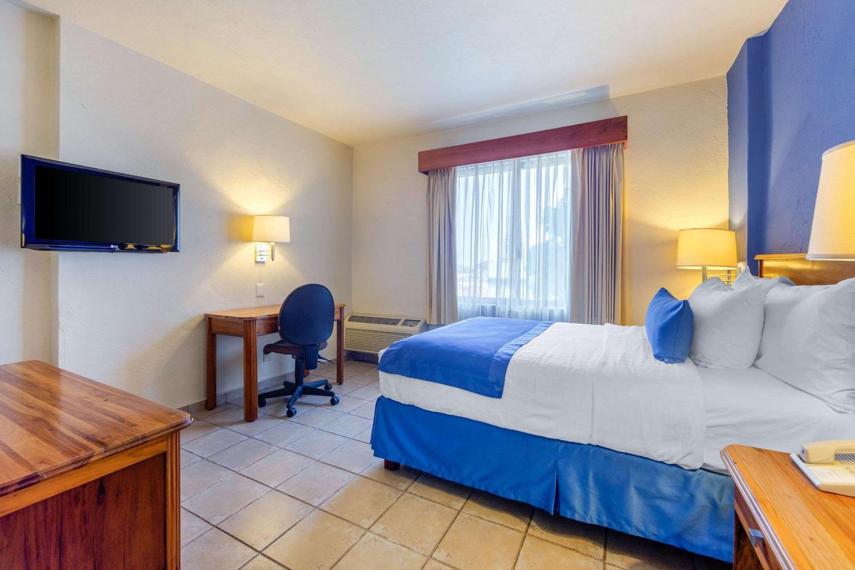 Standard Double Room - Non-Smoking - Photo 2