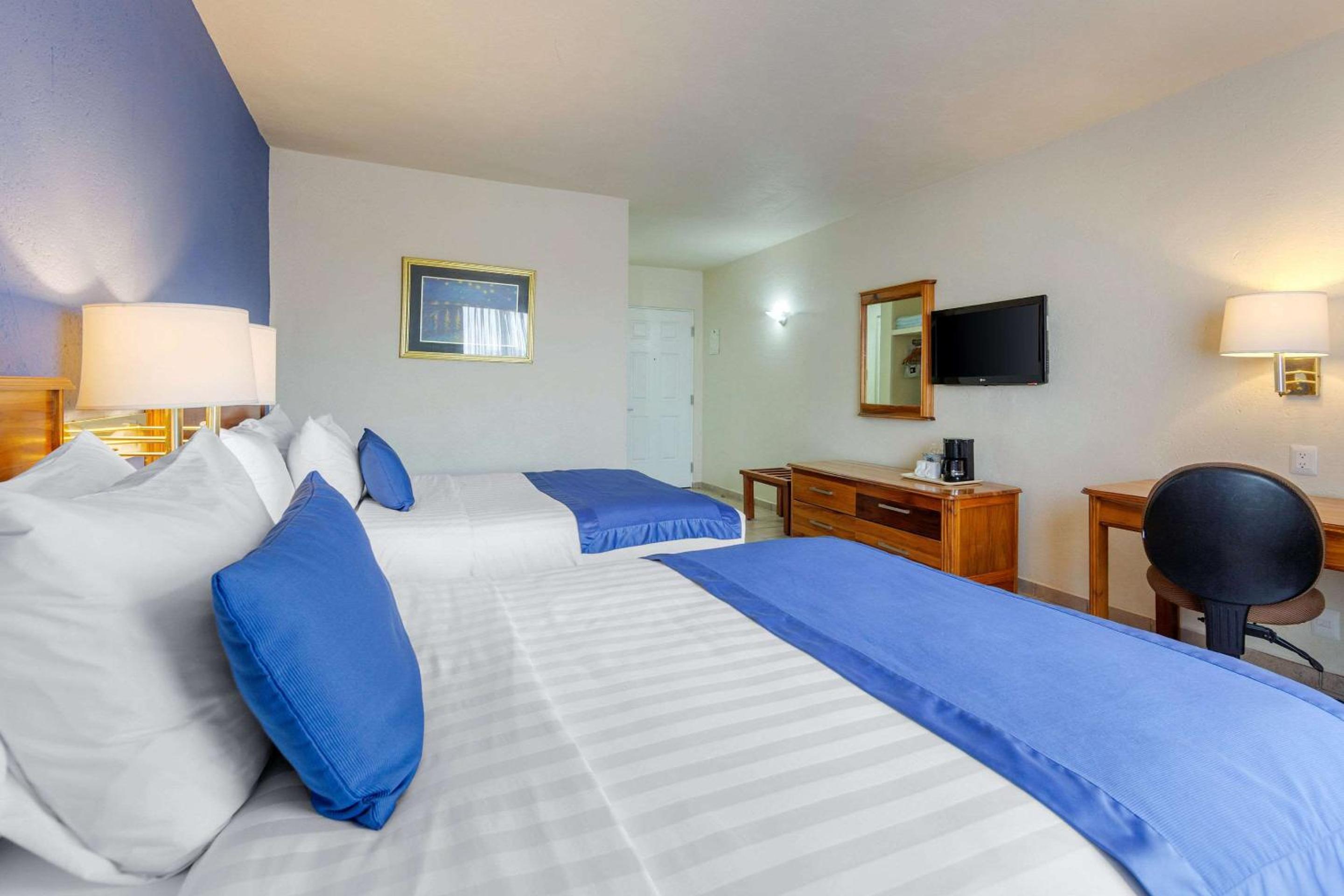Double Room with Two Double Beds - Non-Smoking - Photo 10