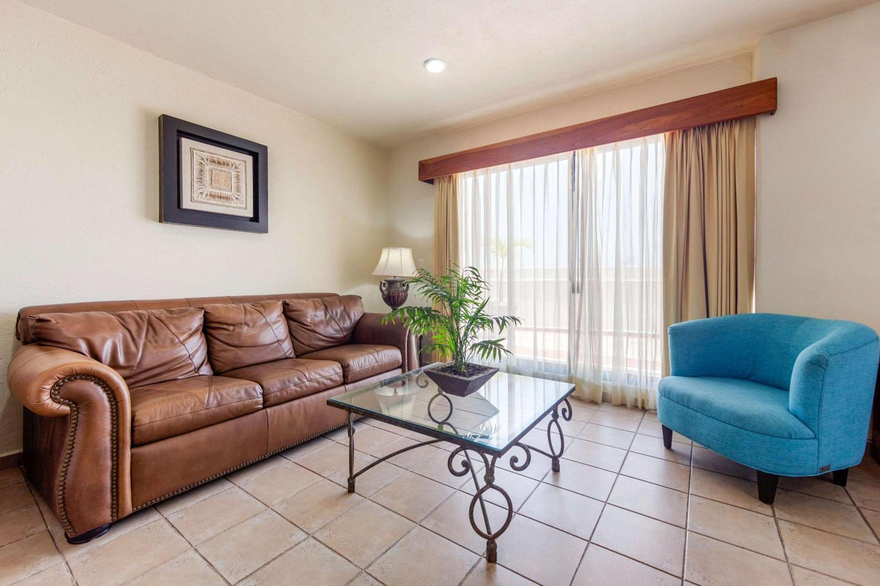 Junior Suite - Non-Smoking - Photo 9
