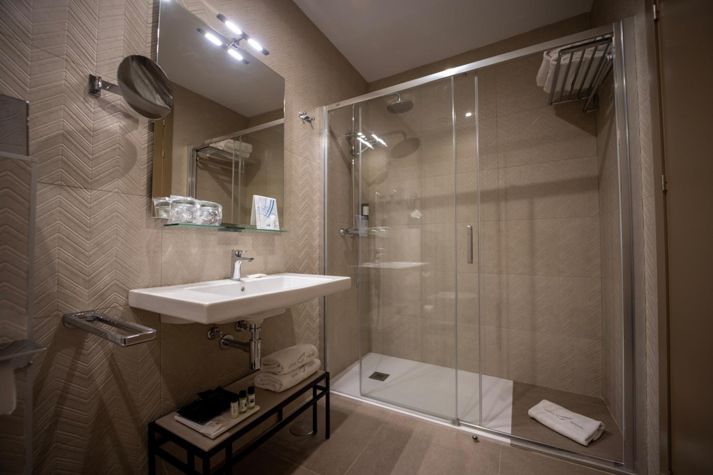 Deluxe Double or Twin Room - Photo 4
