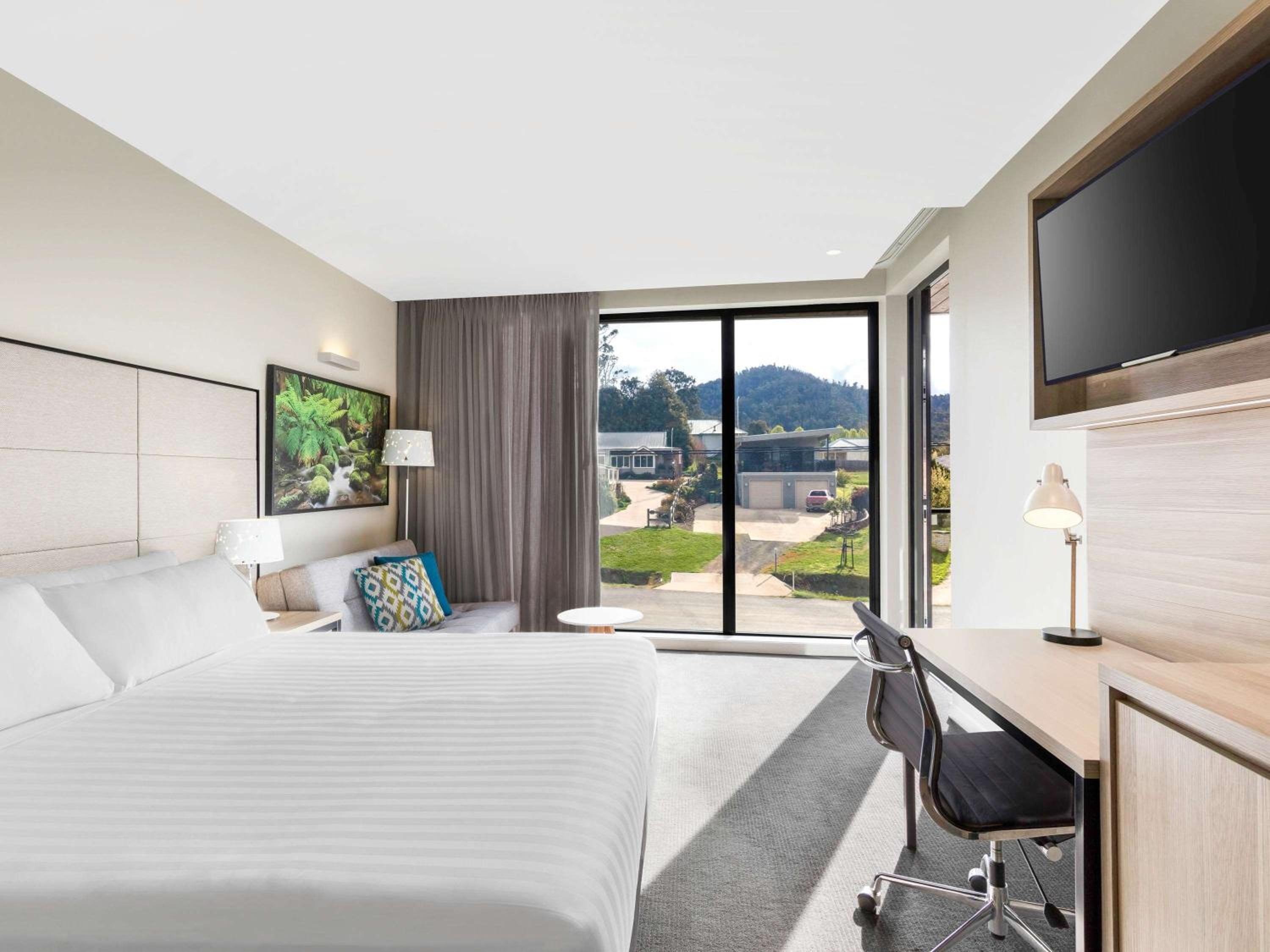 Superior King Room with Sofabed photo 2