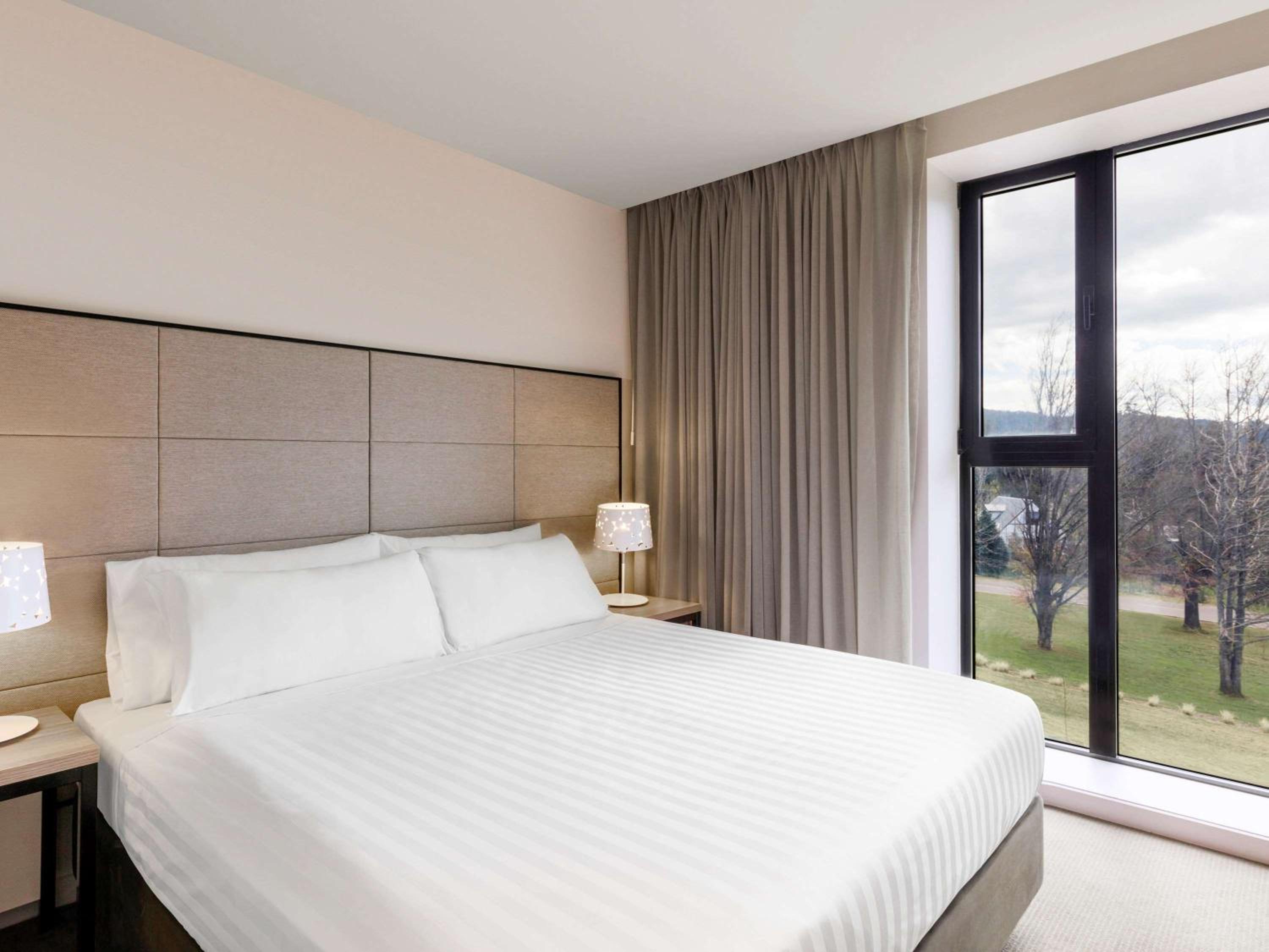 One-Bedroom King Suite with Balcony photo 3