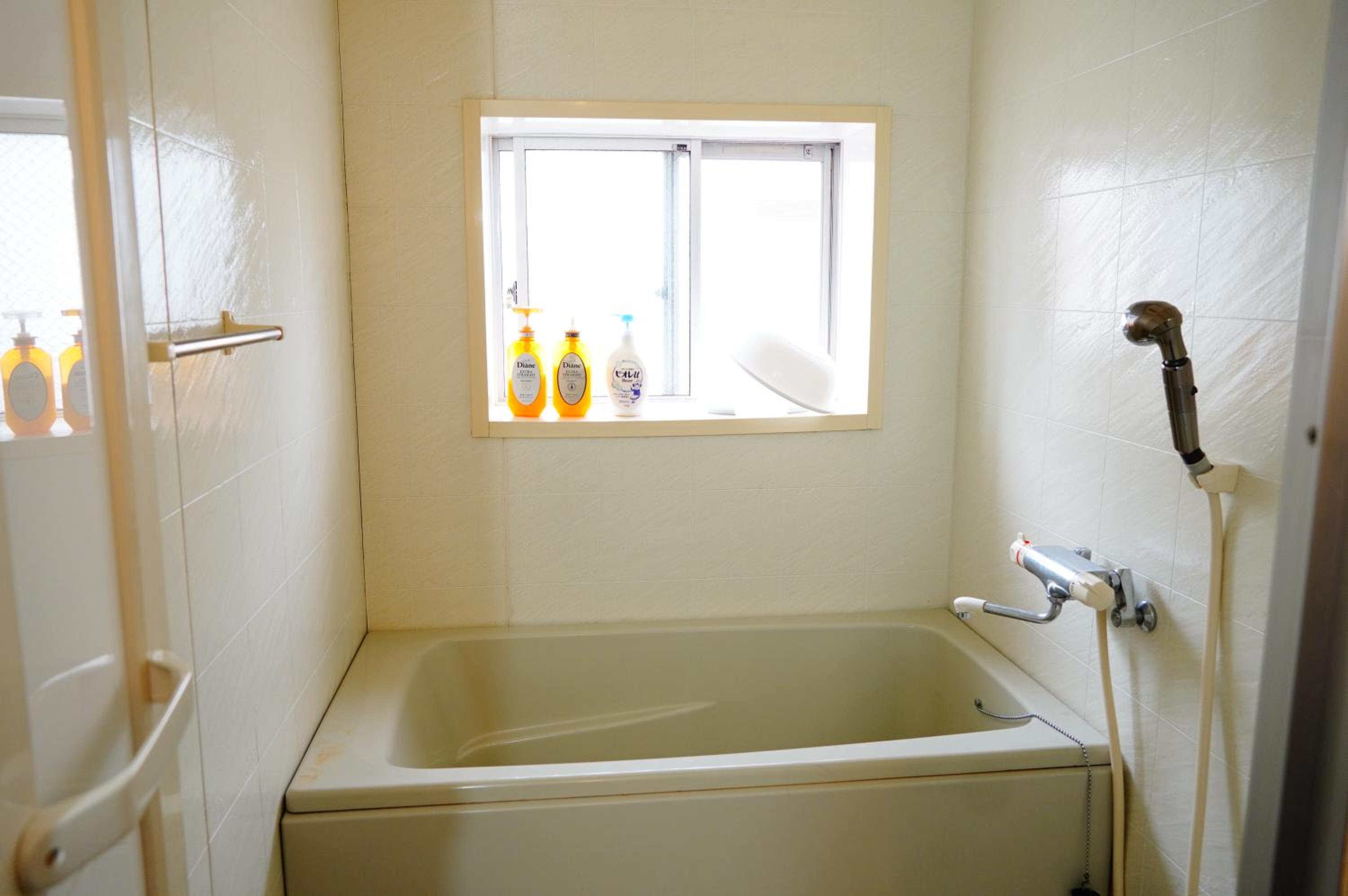 Standard Twin Room with Shared Bathroom photo 2