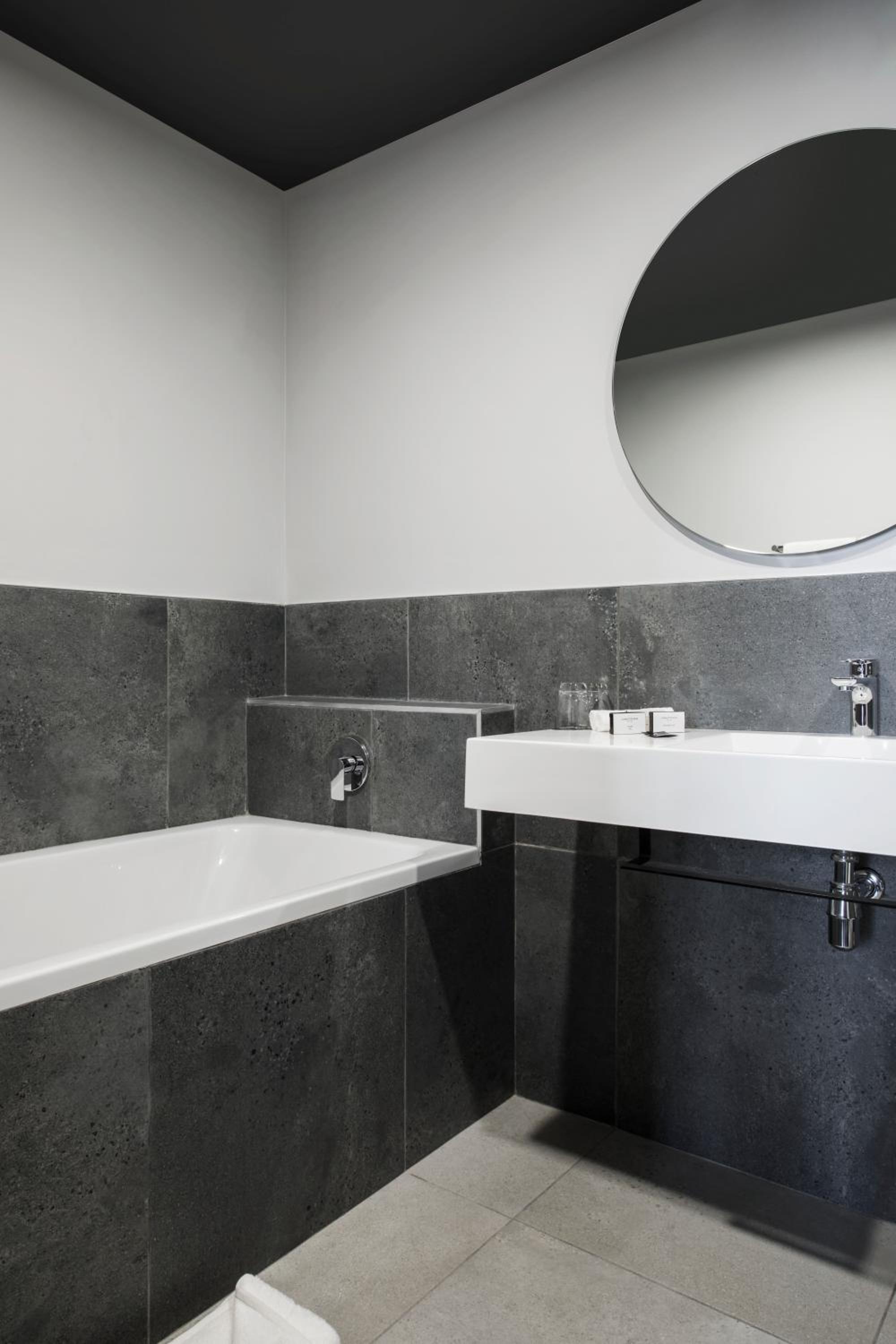 One-Bedroom Apartment - Photo 2