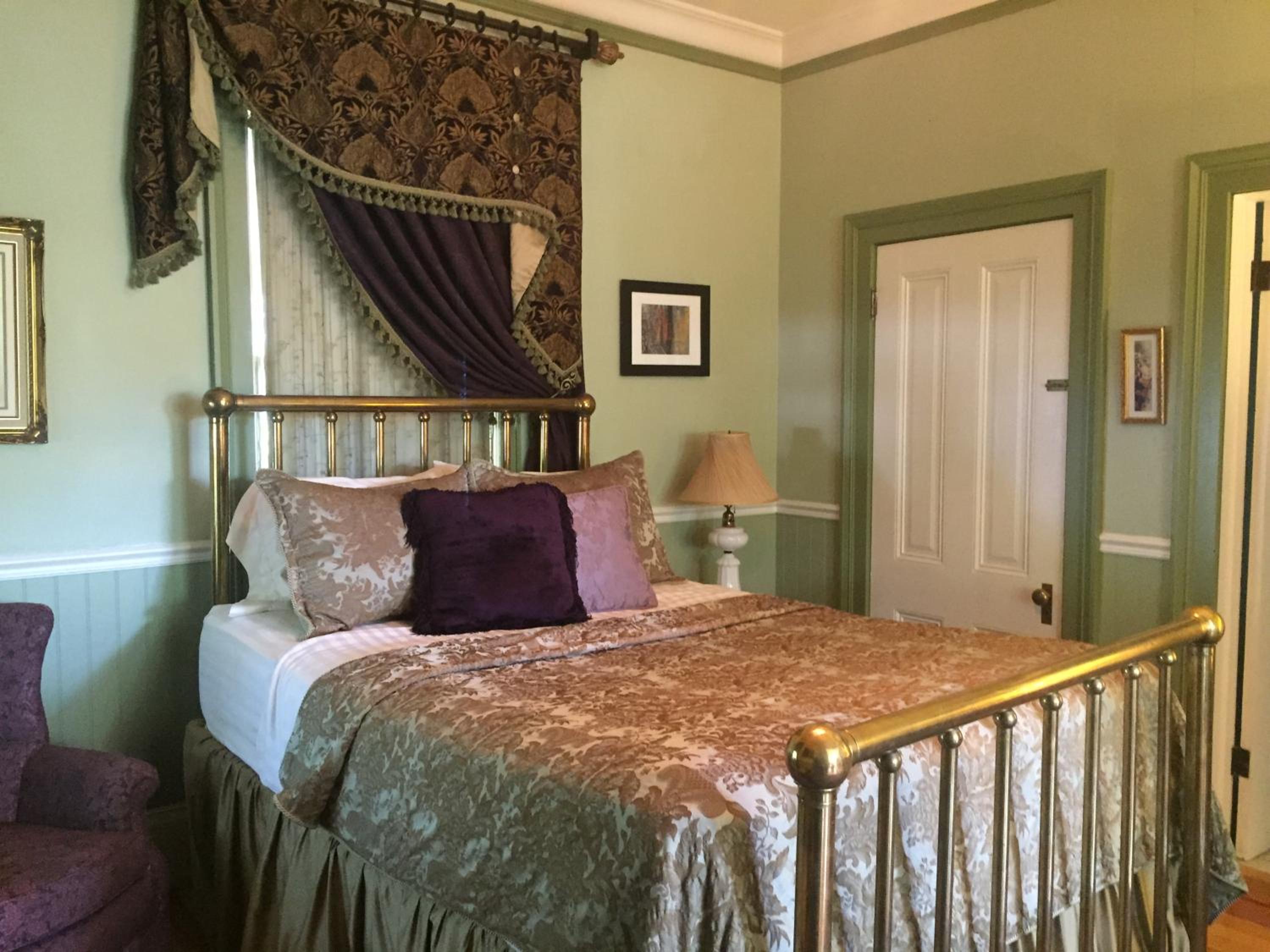 Queen Room with Private Bathroom - Disability Access #4 - Photo 1
