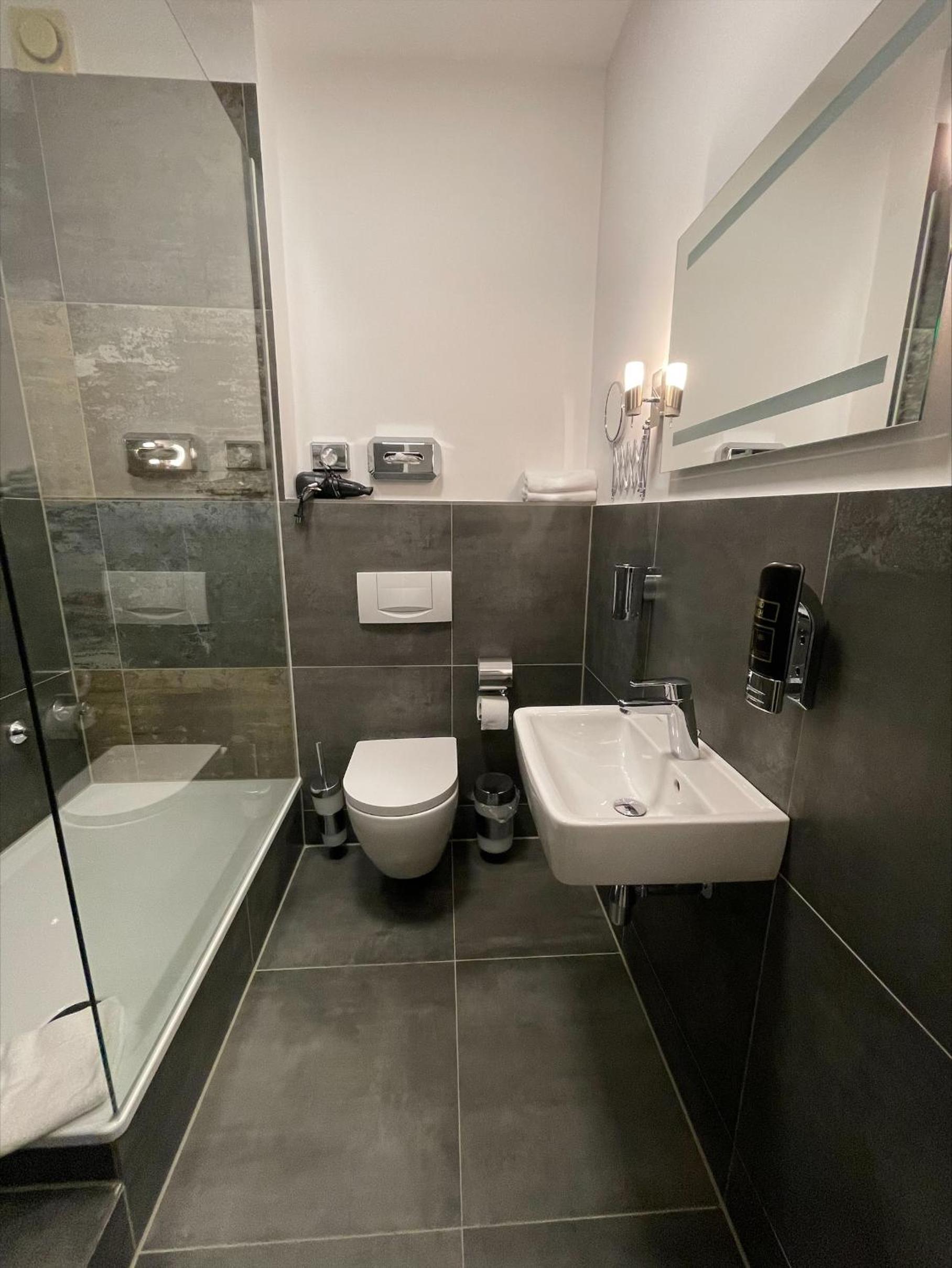 Deluxe Double Room - Photo 10