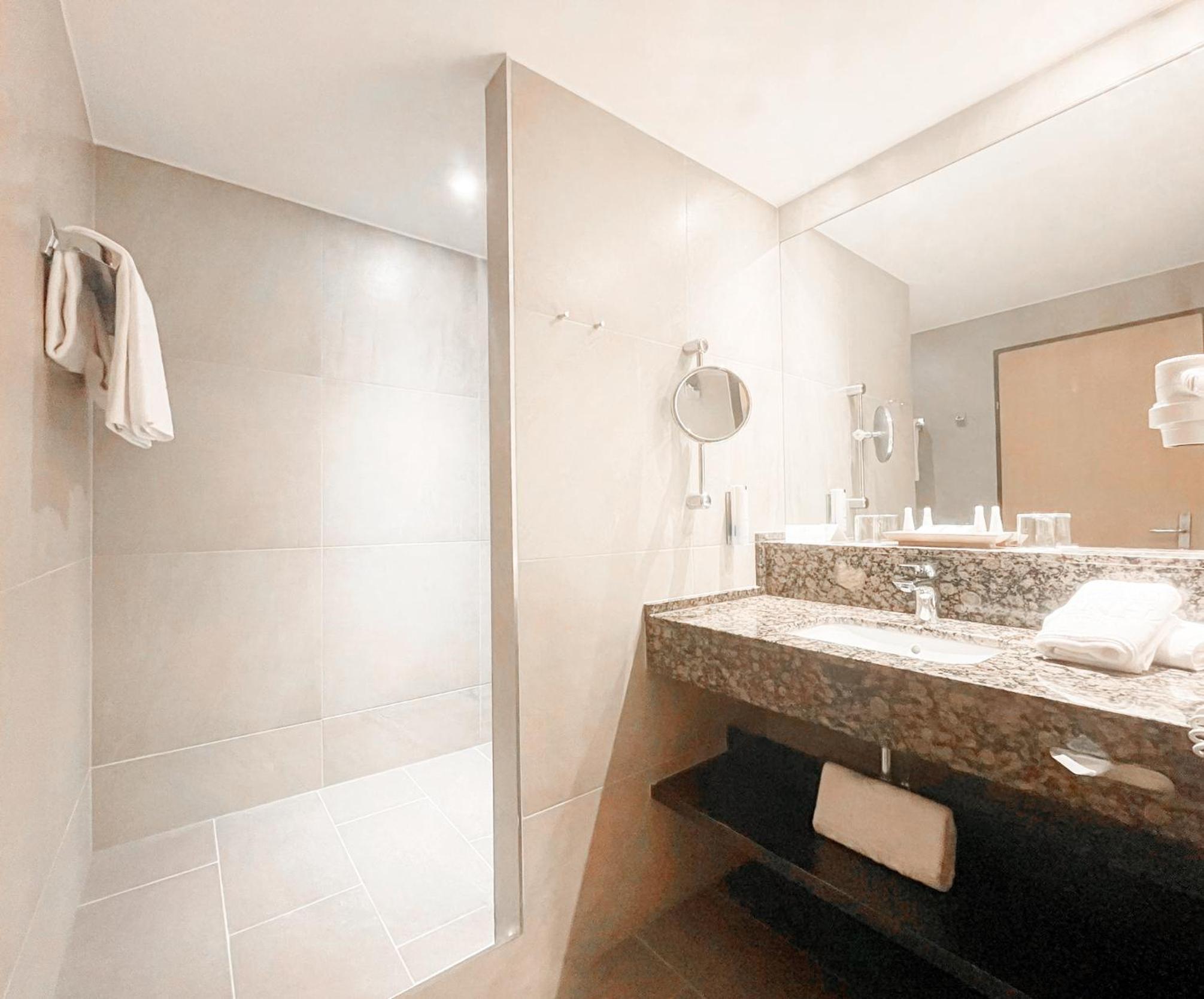 Superior Double Room with Balcony - Photo 5