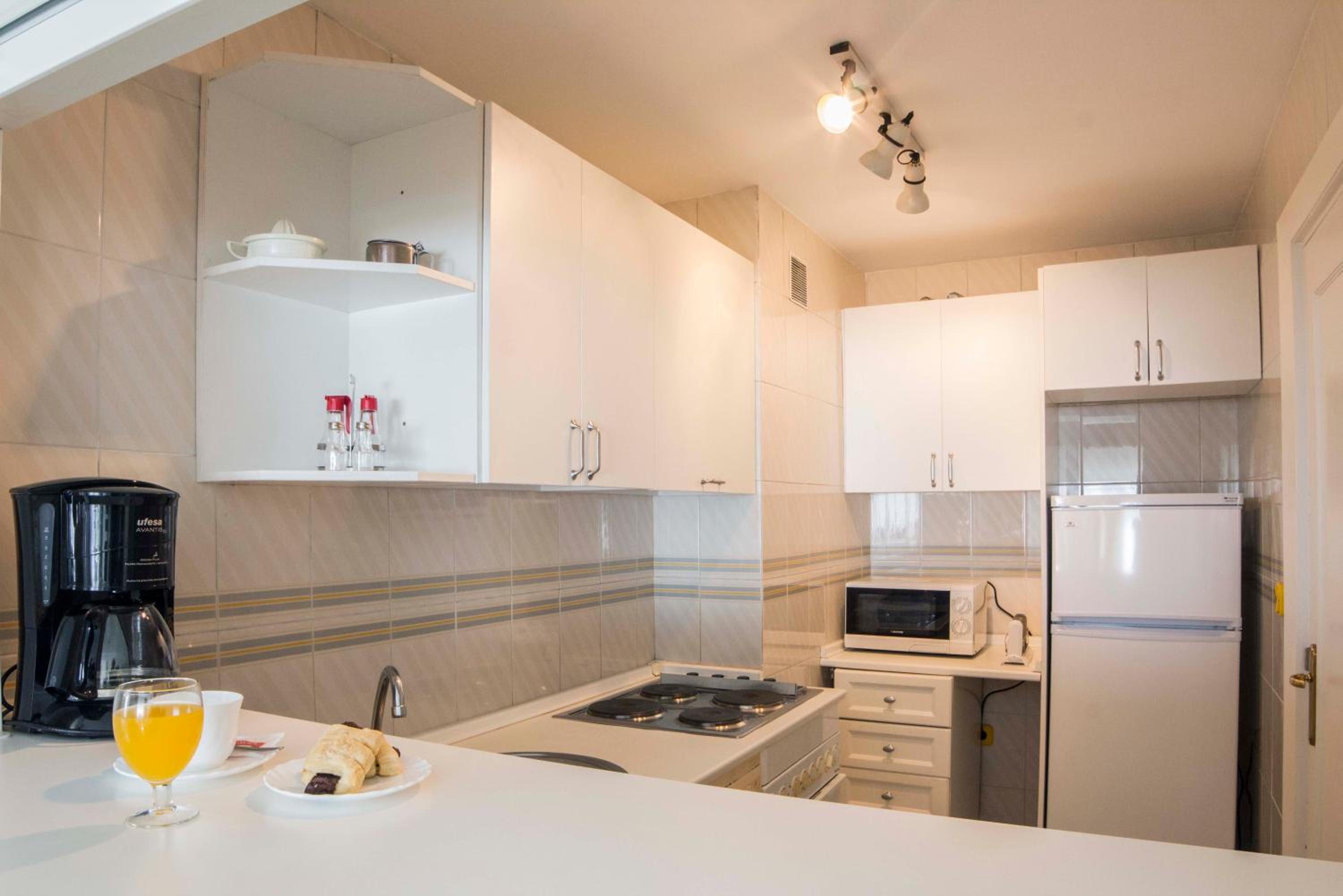 Three-Bedroom Apartment with Sea View - Photo 3