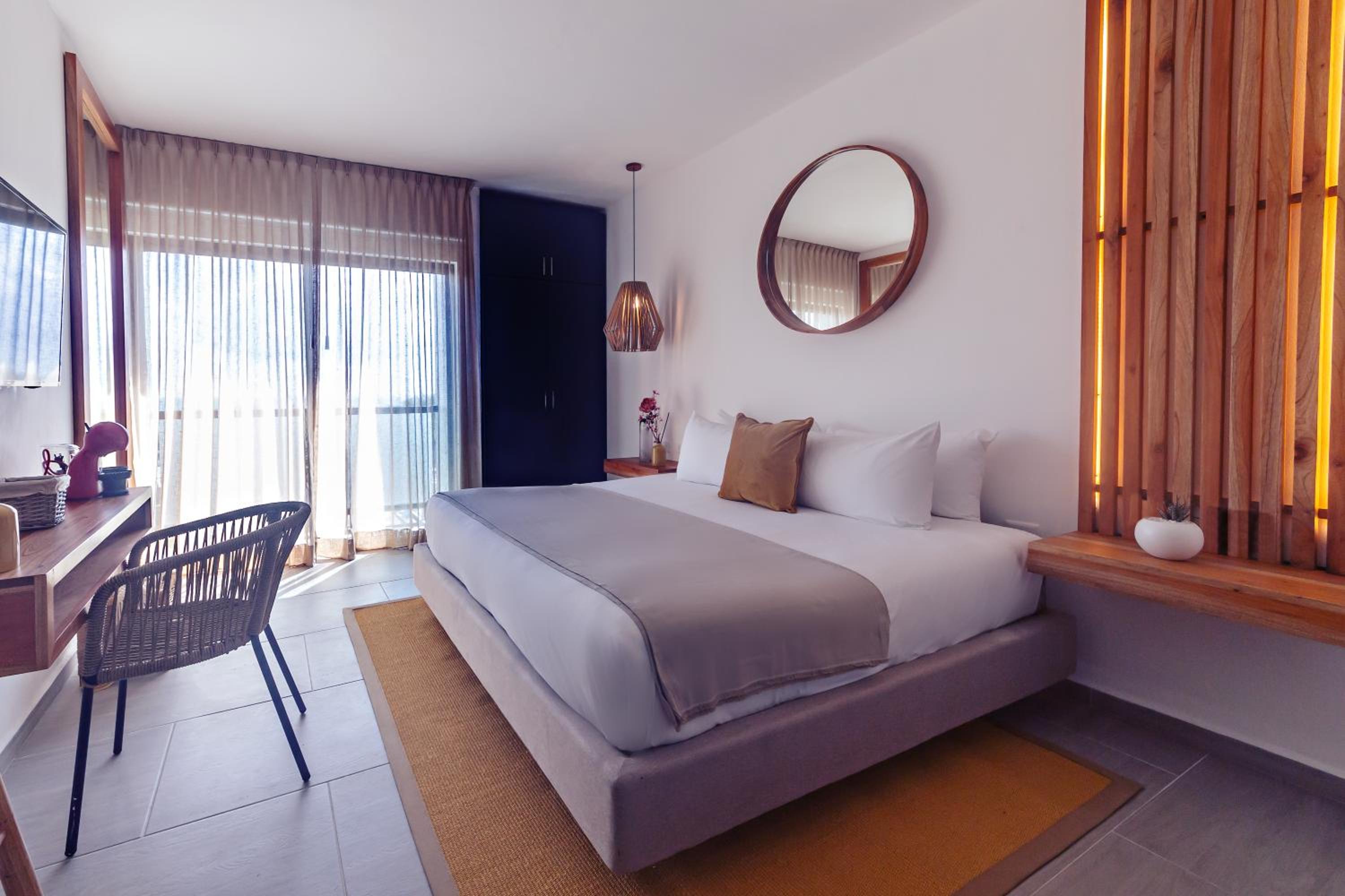 Suite with Balcony - Photo 7