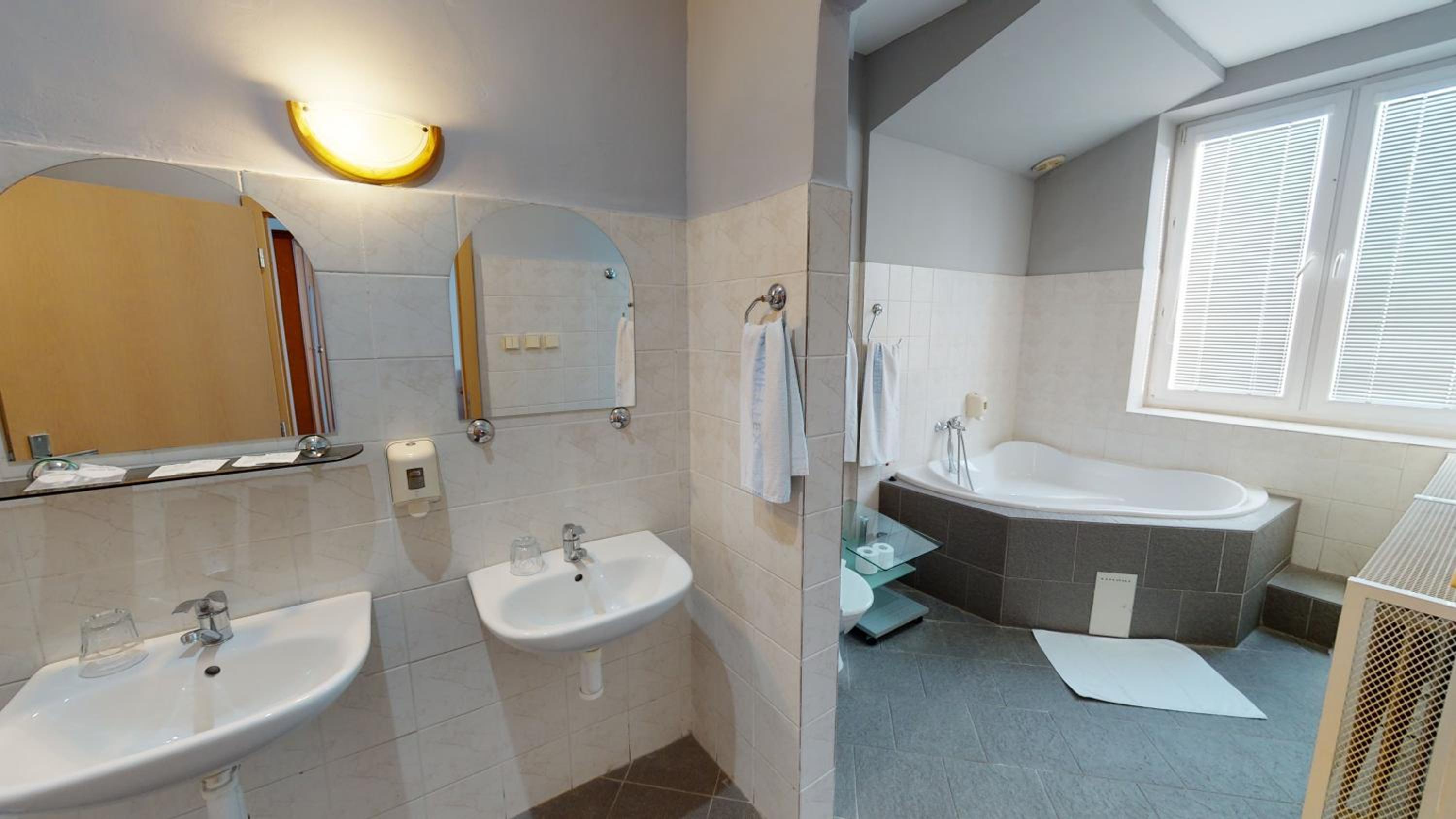  Double Room with Shower - Photo 6