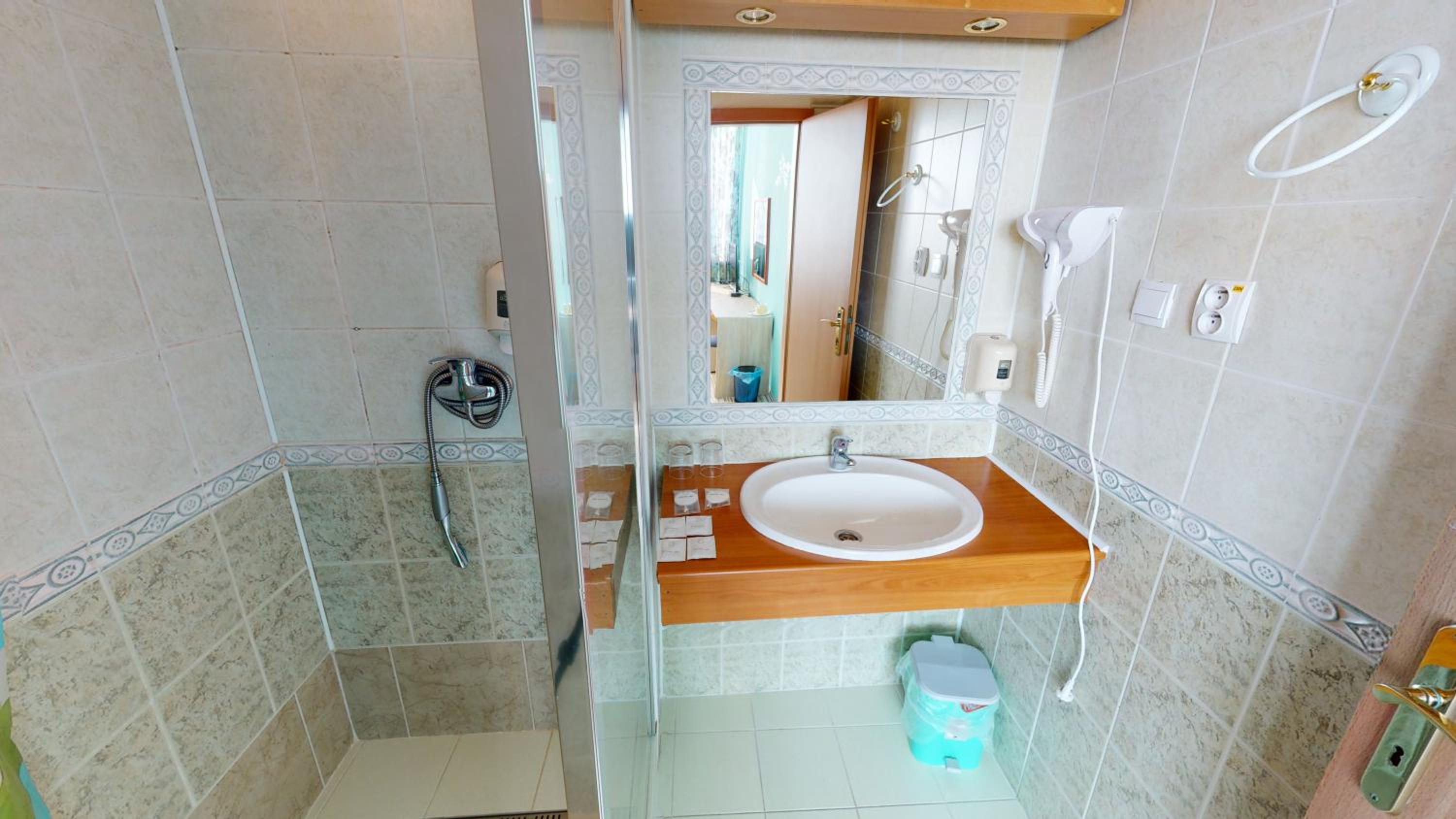  Double Room with Shower - Photo 4