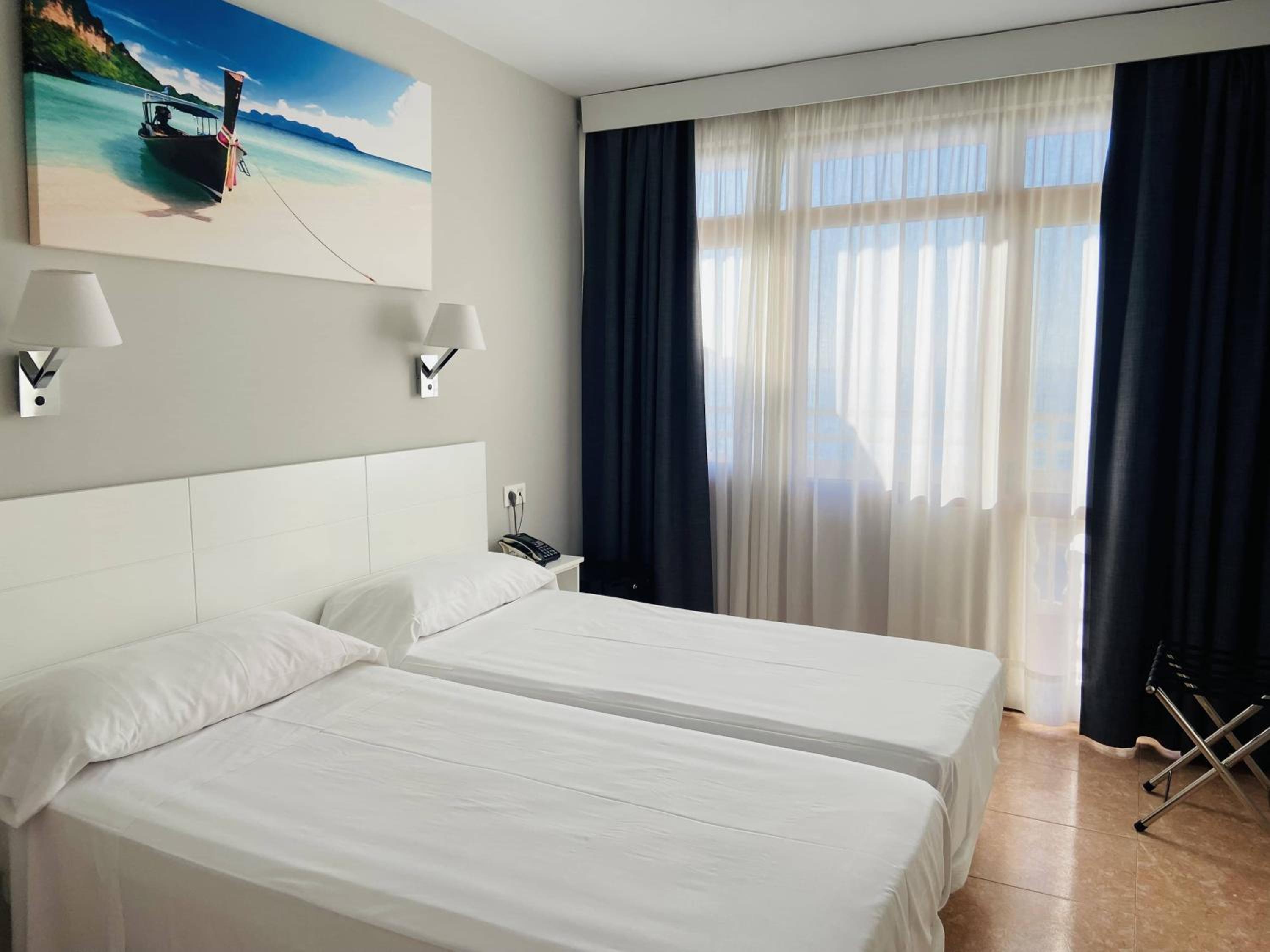 Twin Room with Sea View - Photo 4