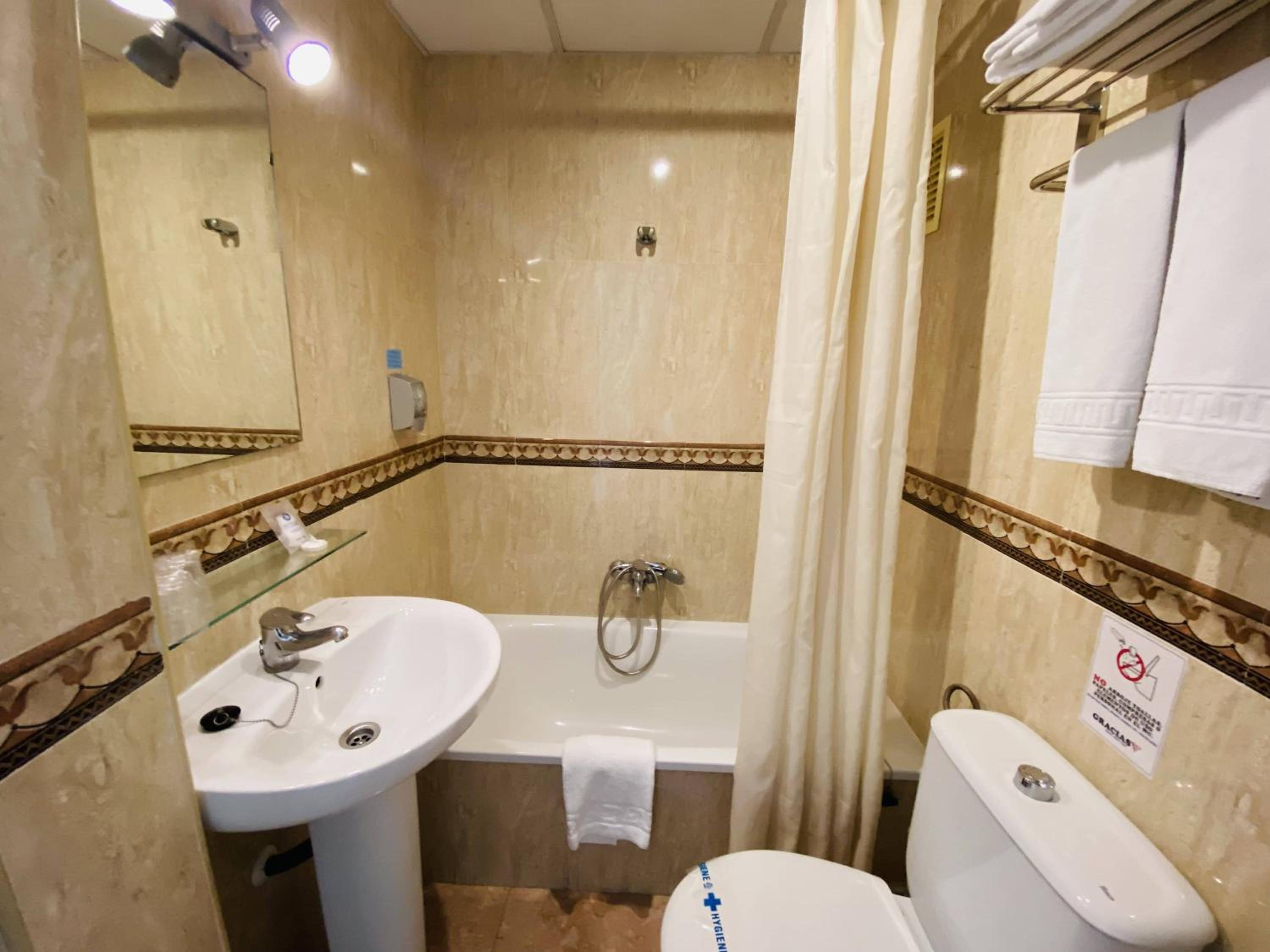 Twin Room with Sea View - Photo 2