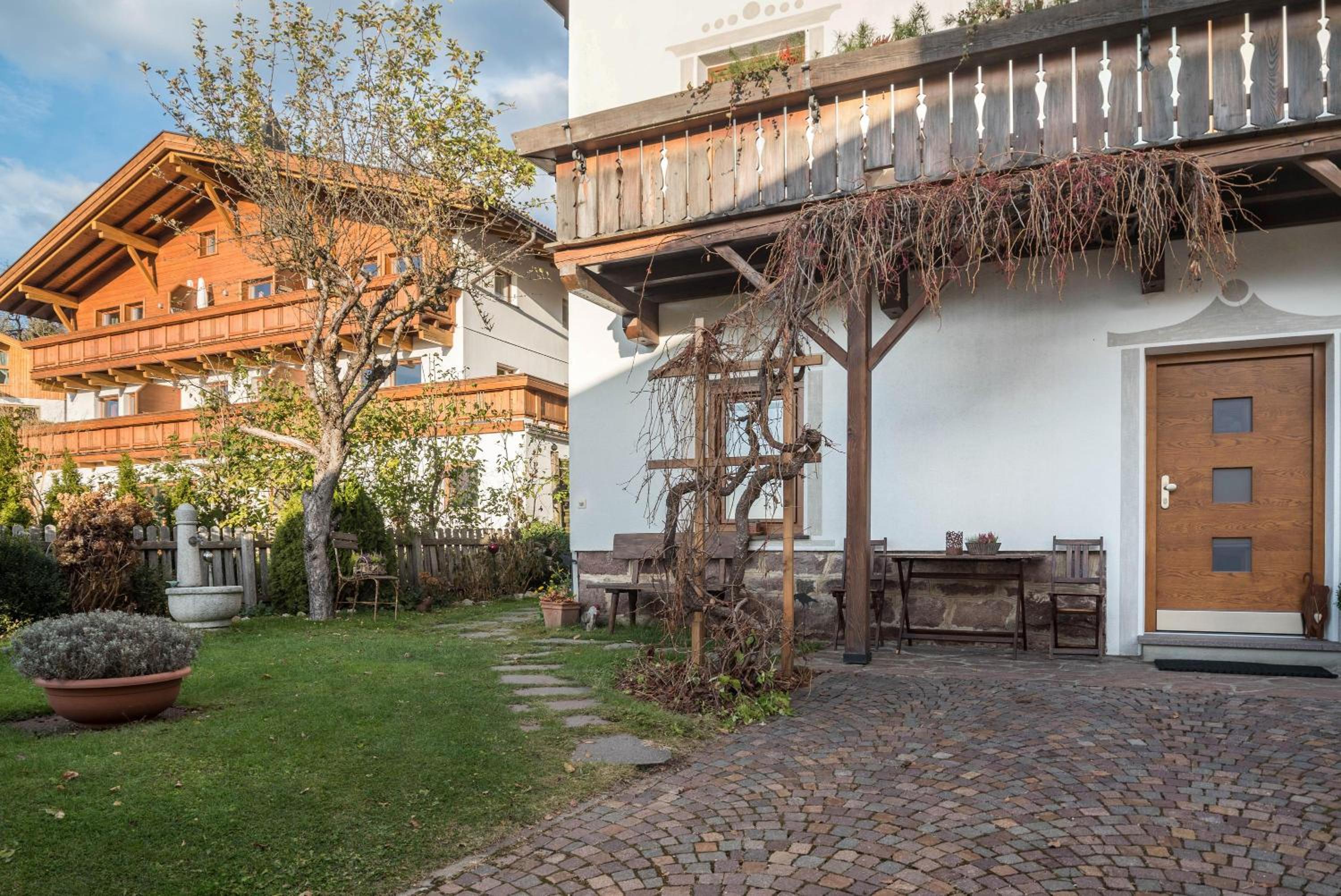 Two-Bedroom Deluxe Apartment with Garden View photo 2