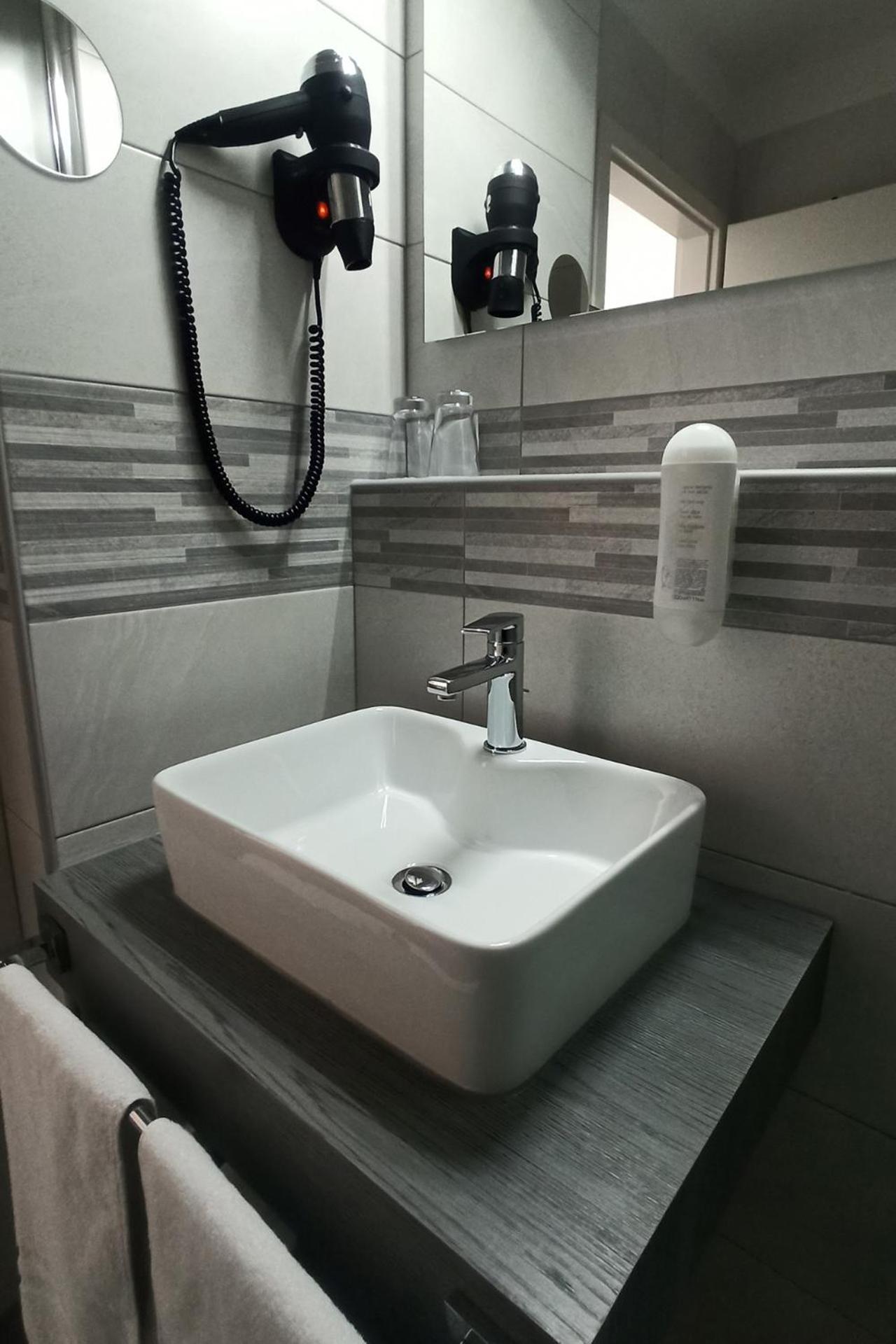 Double Room - Photo 6