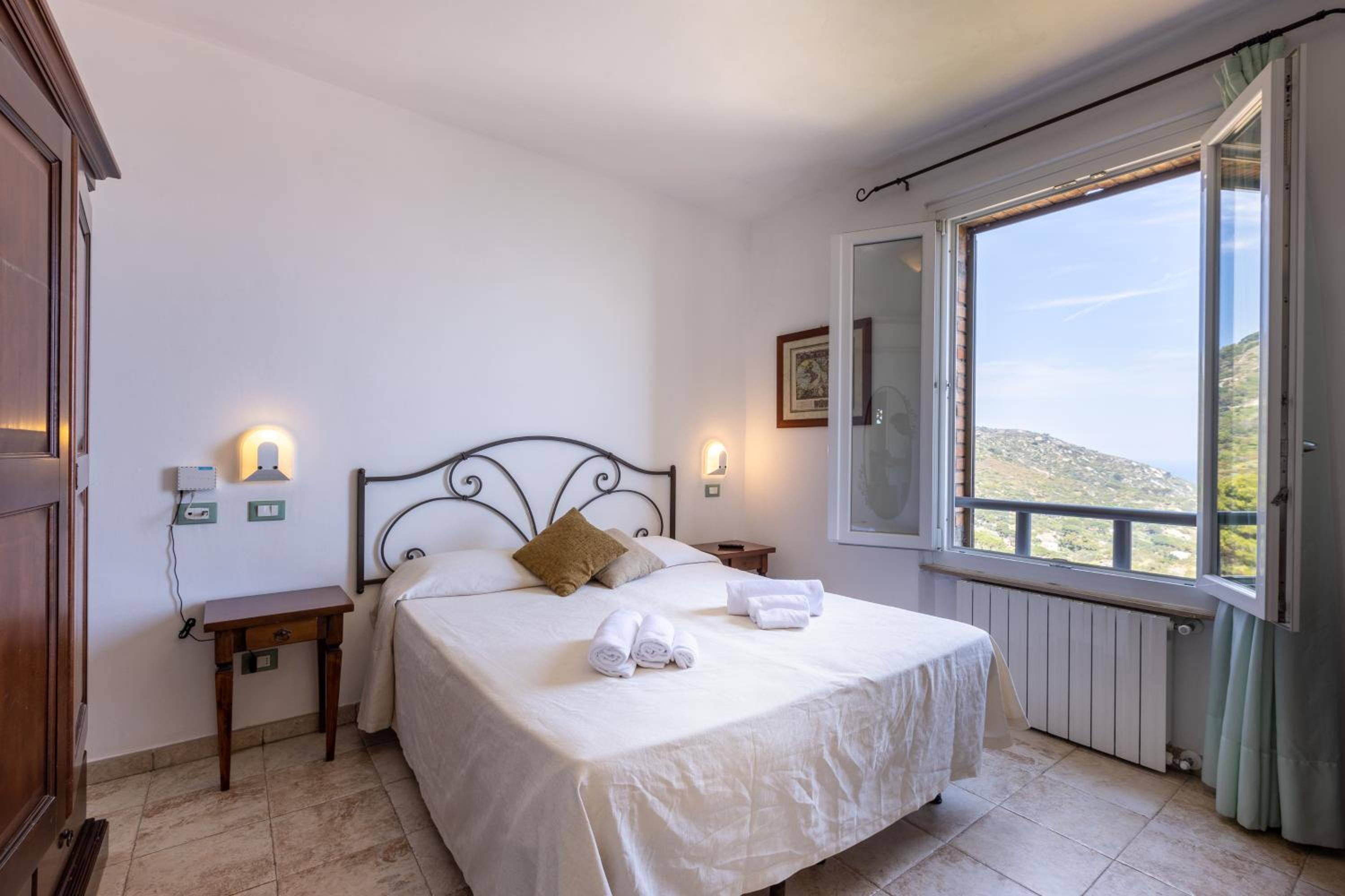 Double or Twin Room with Sea View photo 3