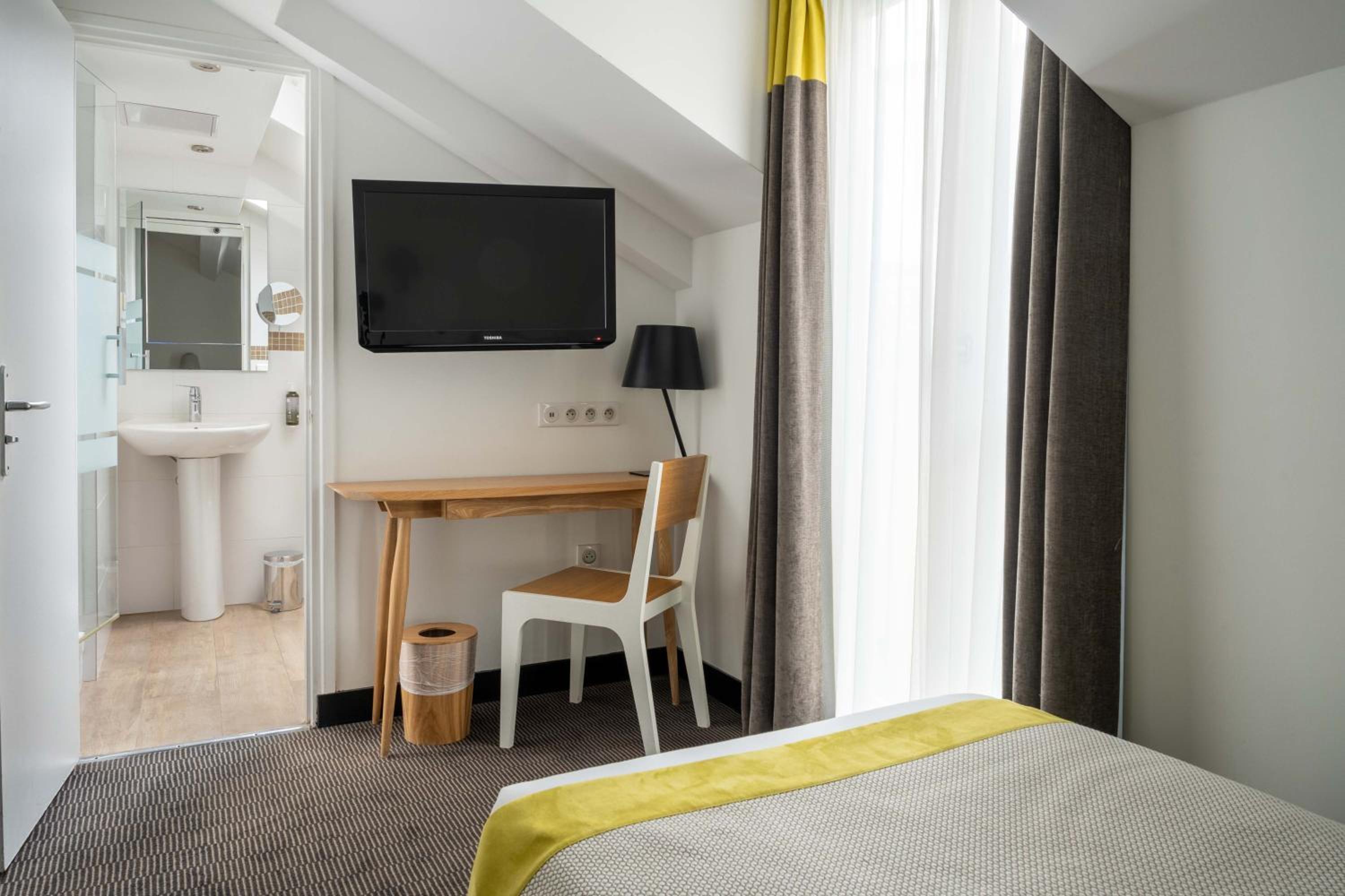 Triple Room - Terrace thumbnail 5