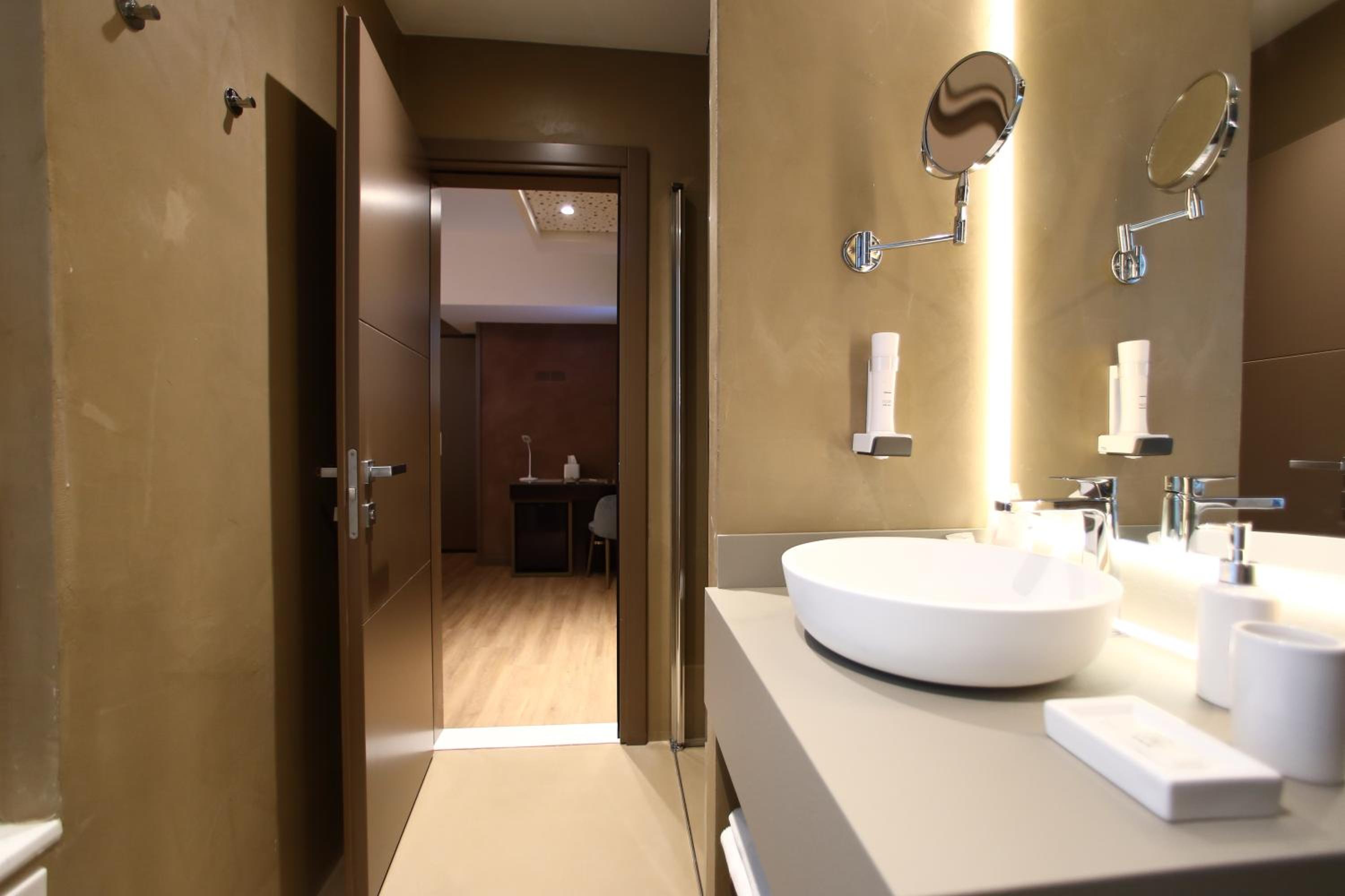 Double Room with Lake View - Photo 15