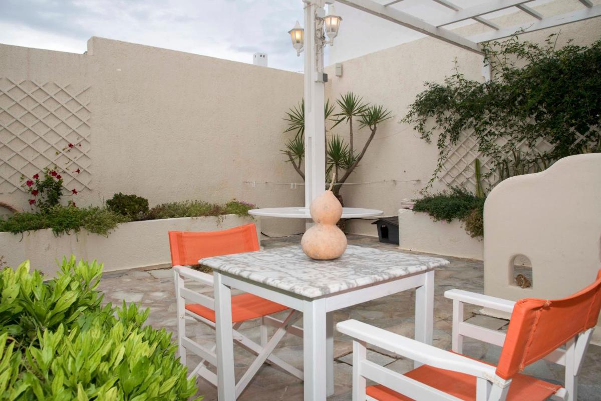 Studio with Garden View (2 Adults) photo 2