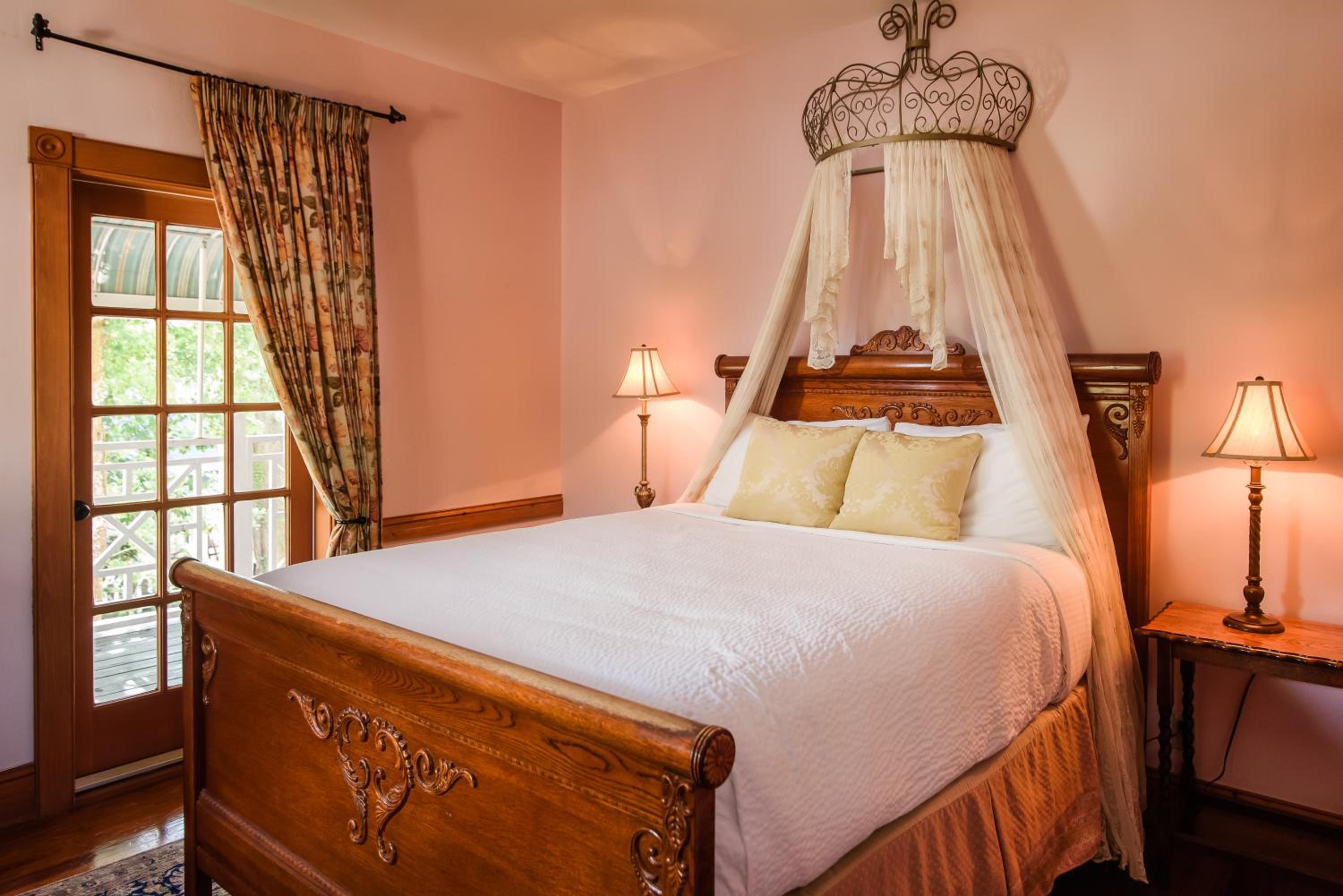 Heirloom Room - Photo 3
