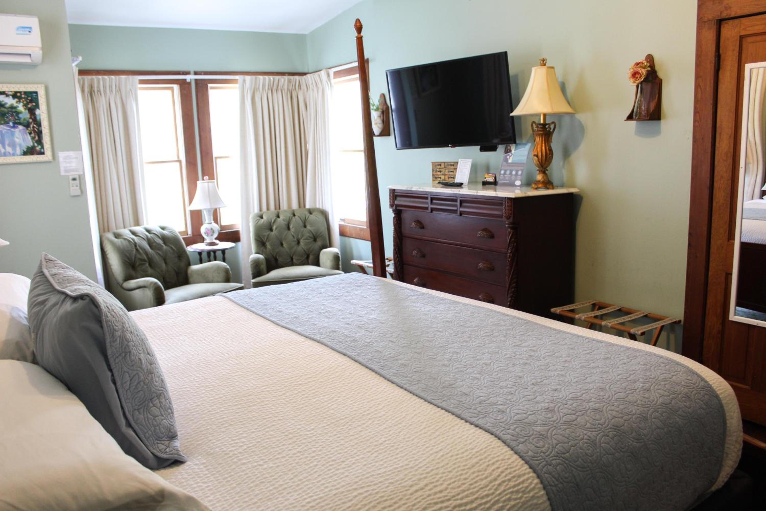 Julia Room - Photo 1