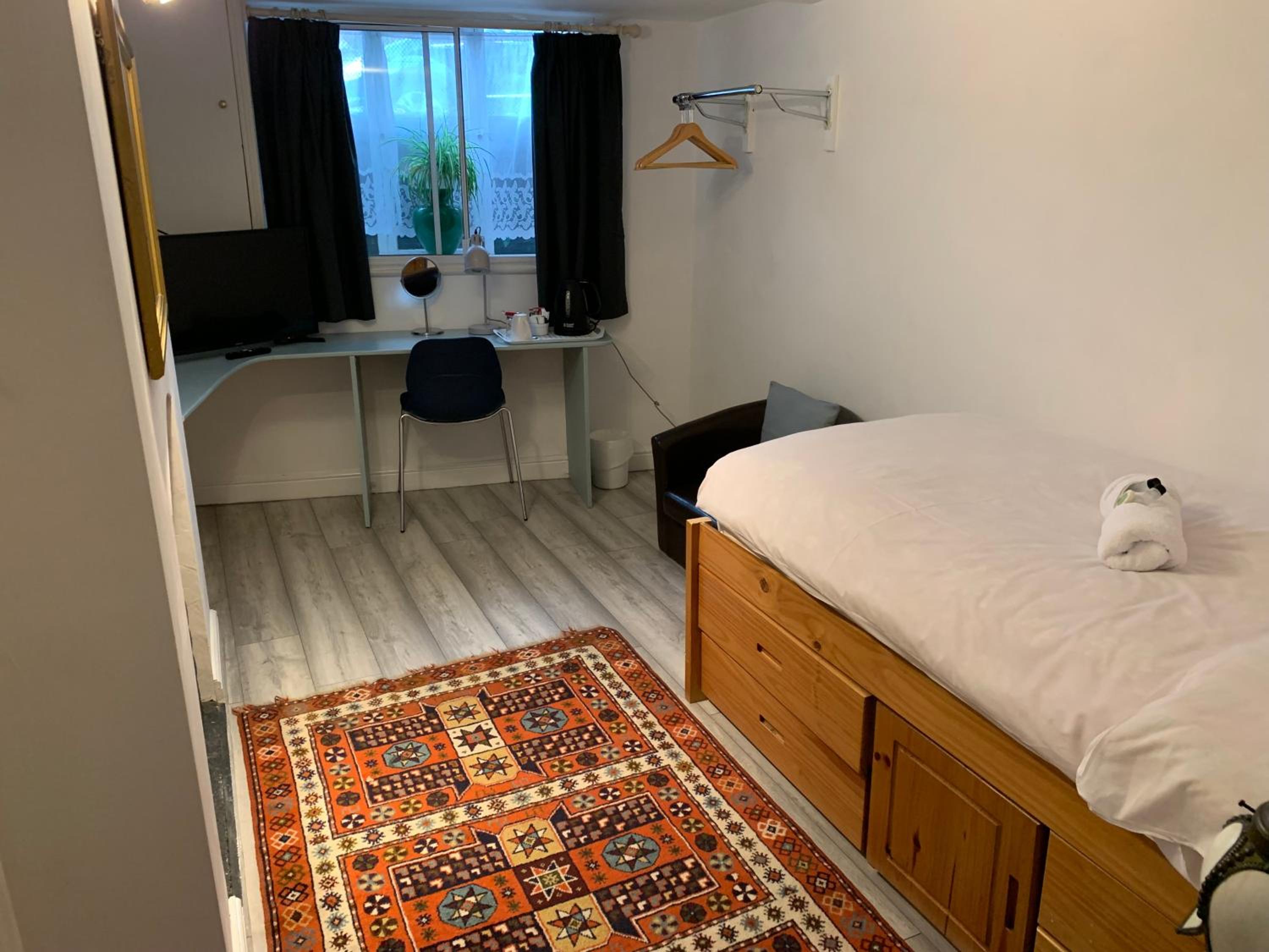 Single Room with Shared Bathroom photo 3