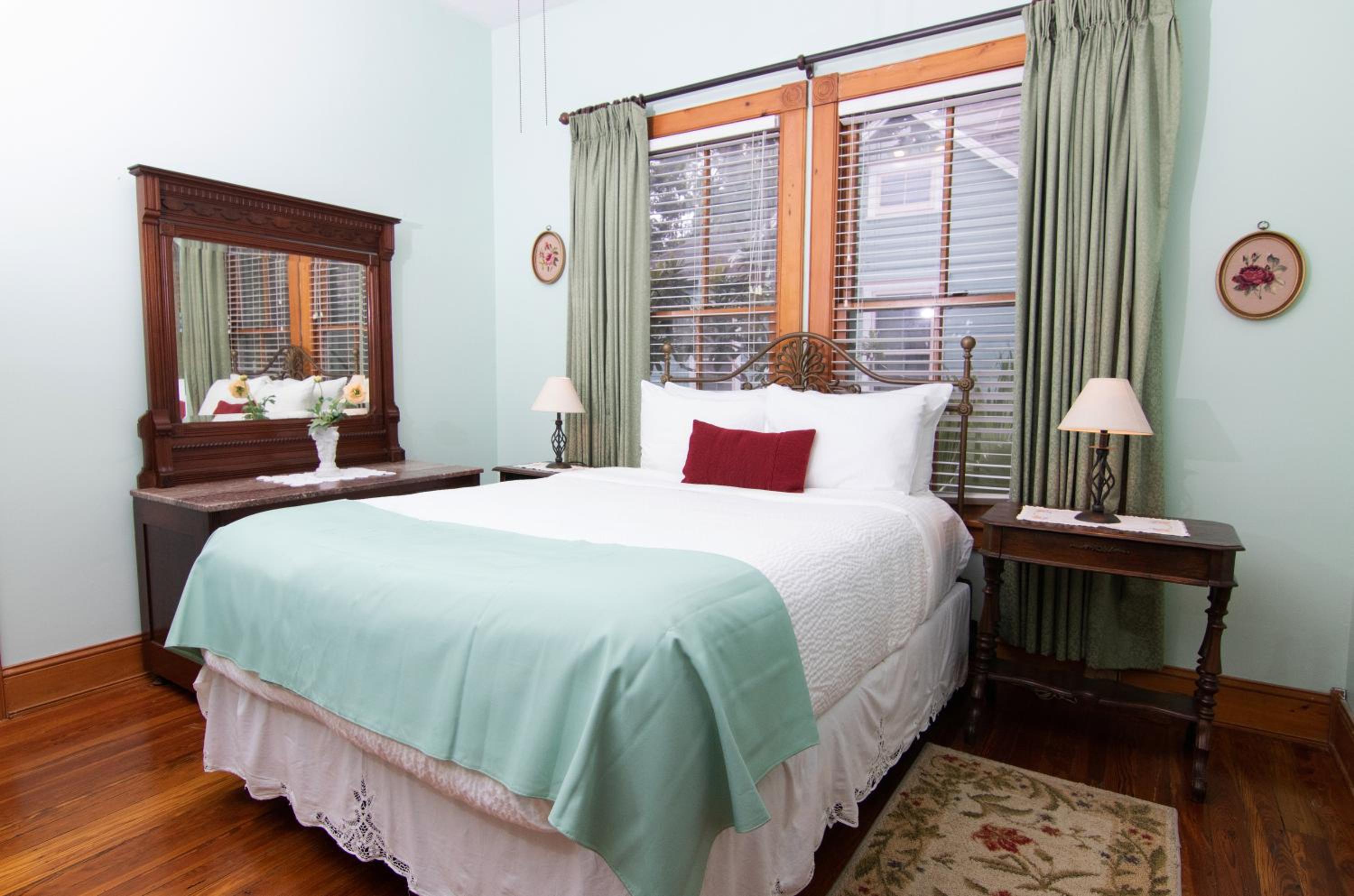 Mae's Cottage - Photo 1