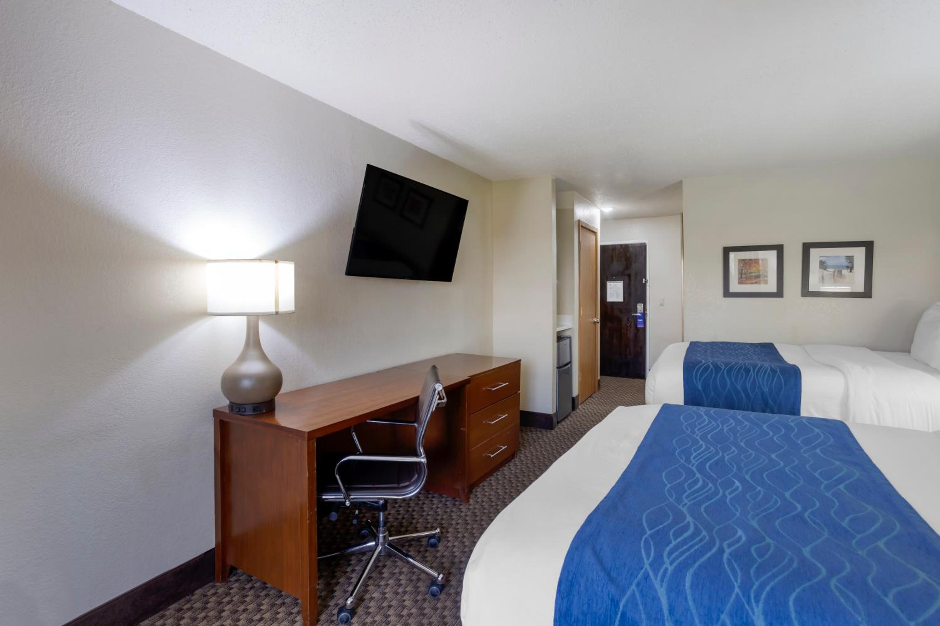 Superior Queen Room with Two Queen Beds - Non-Smoking - Photo 4