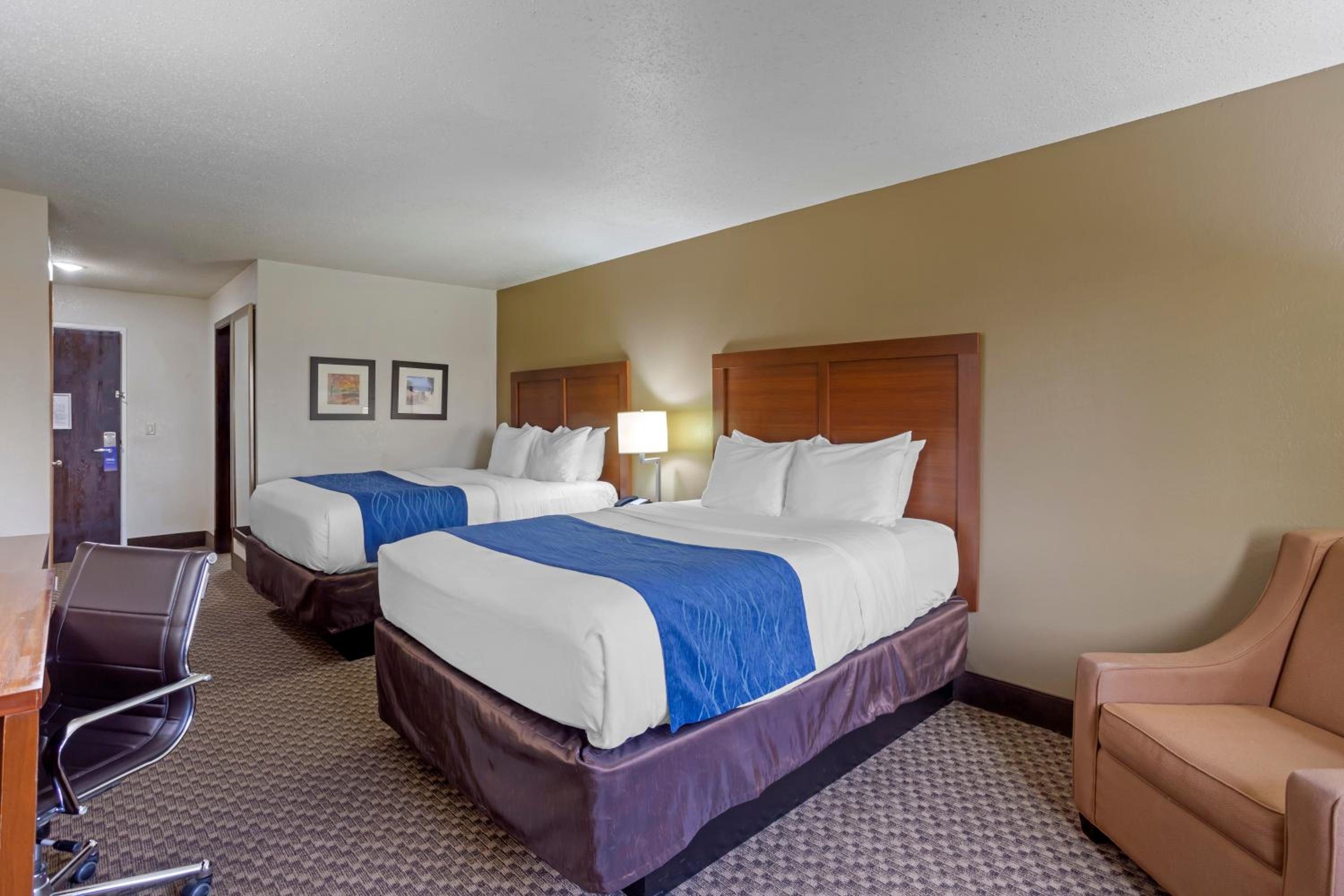 Superior Queen Room with Two Queen Beds - Non-Smoking - Photo 5
