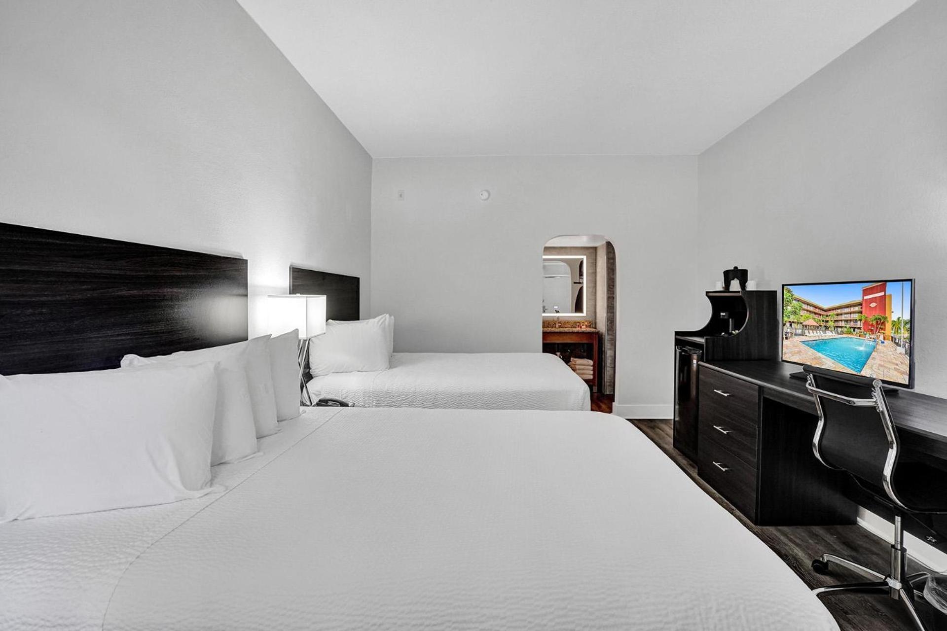 Queen Room with Two Queen Beds - Non-Smoking - Photo 3