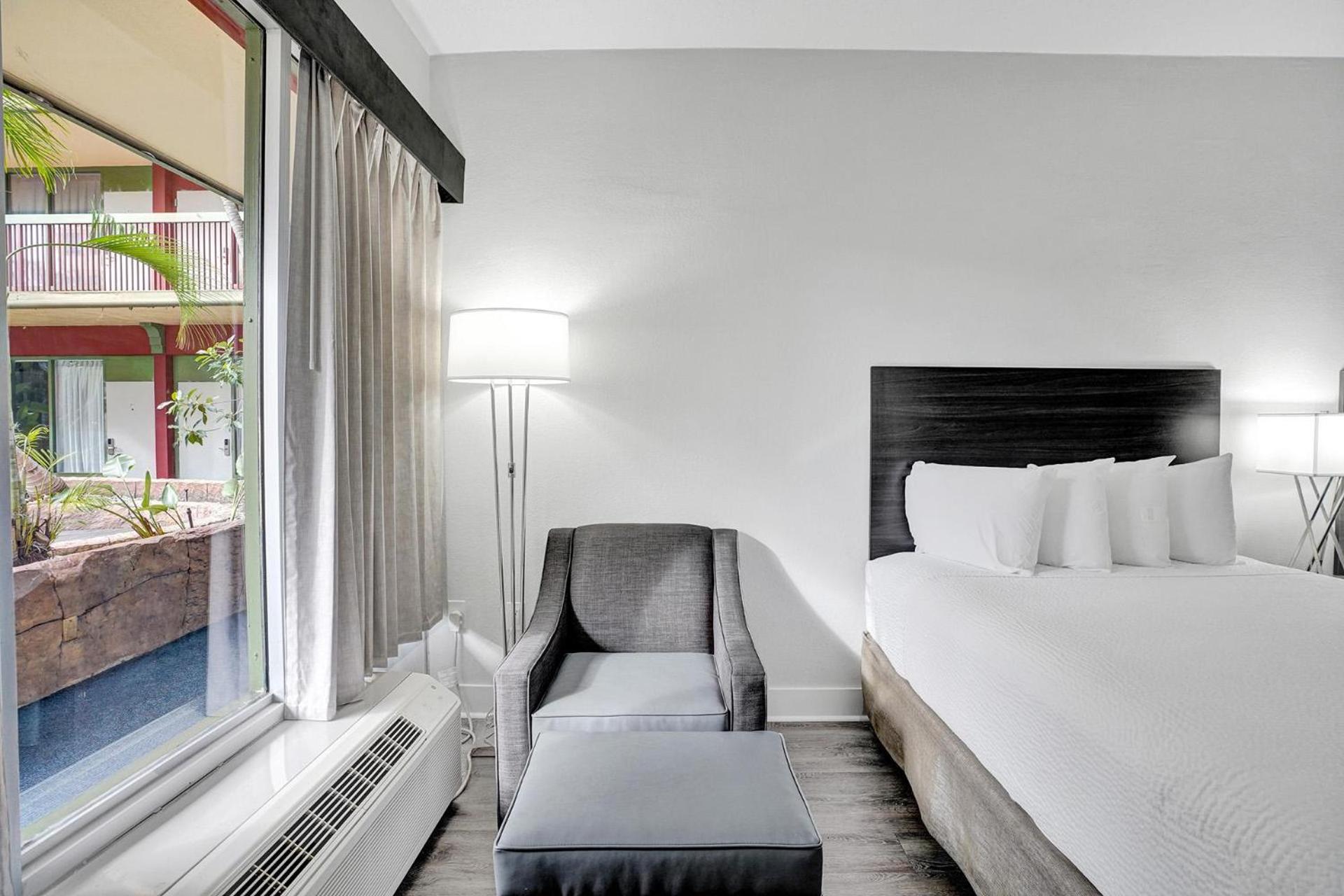 Queen Room with Two Queen Beds - Non-Smoking - Photo 4