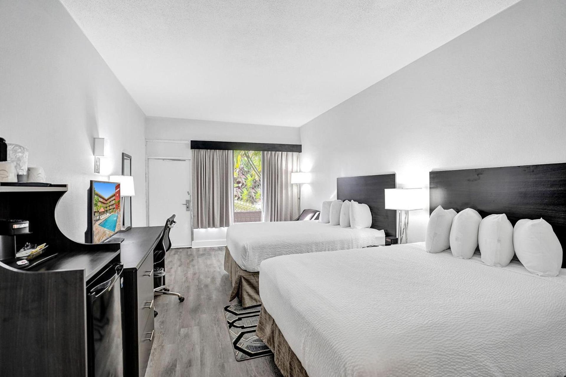 Queen Room with Two Queen Beds - Non-Smoking - Photo 8