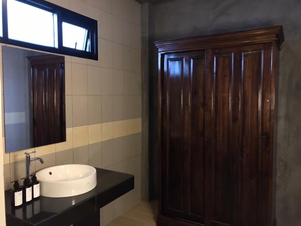 One-Bedroom Bungalow - Photo 2