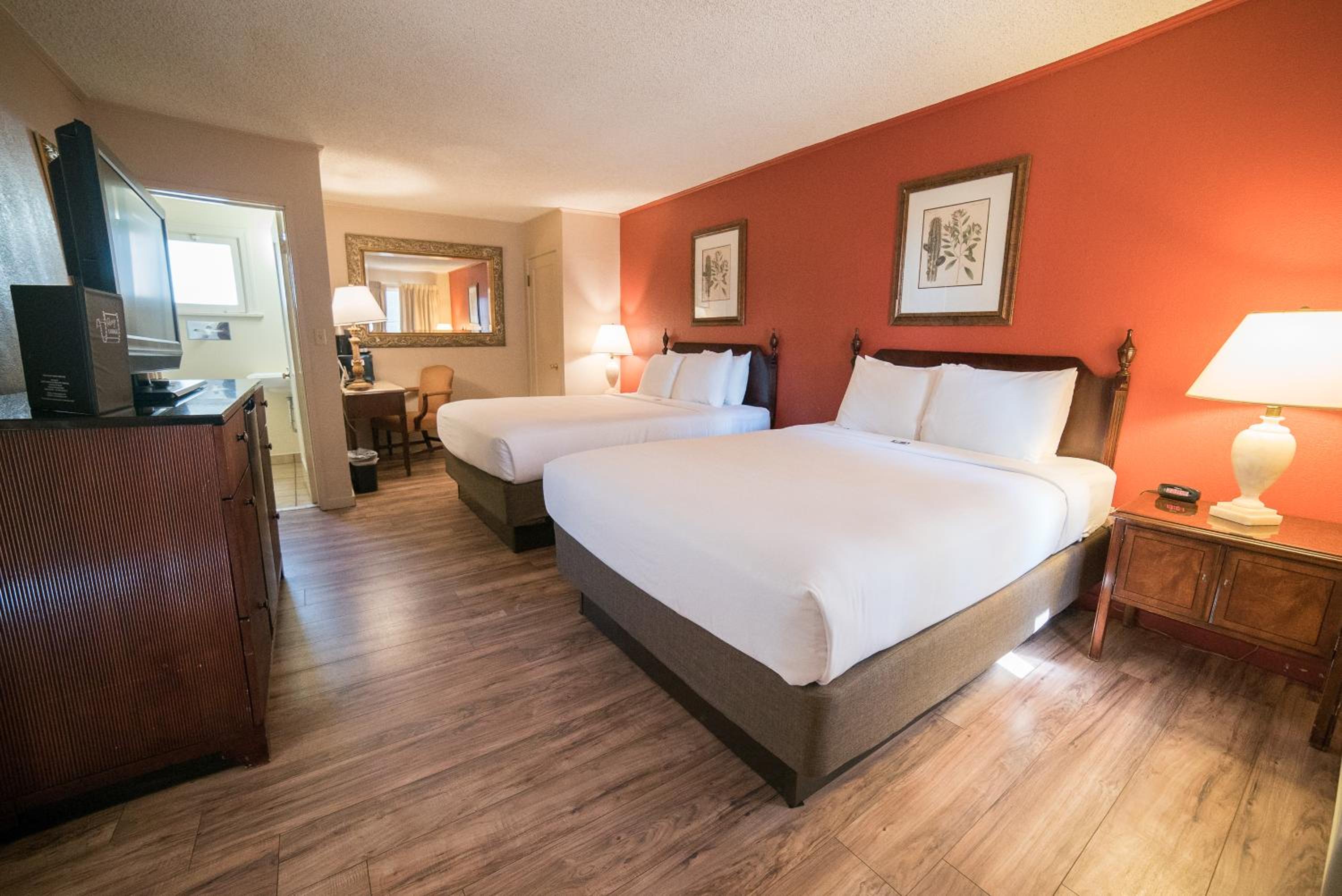 Three Queen Hollow Family Suite