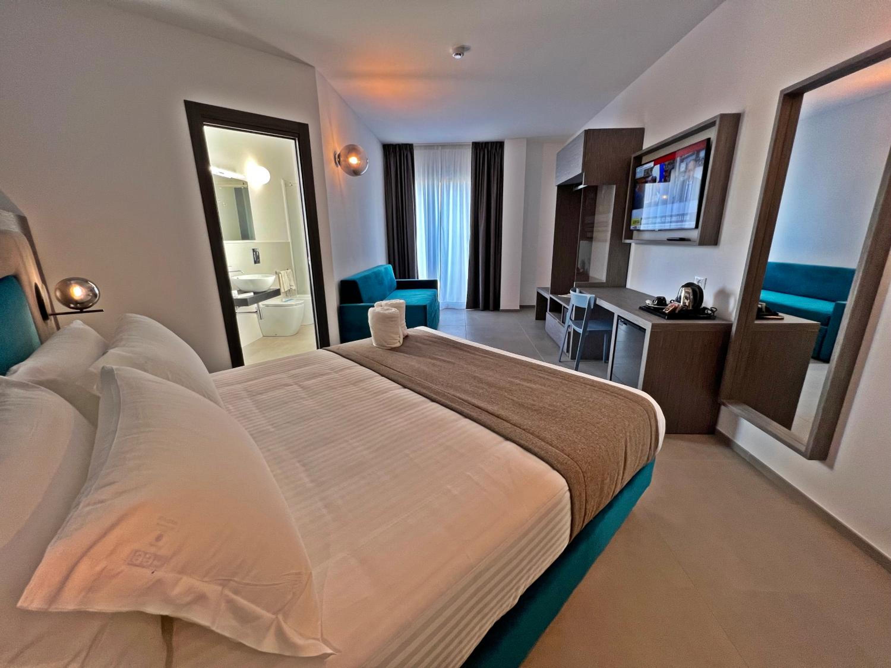 Deluxe Double Room with Terrace and Sea View - Photo 15