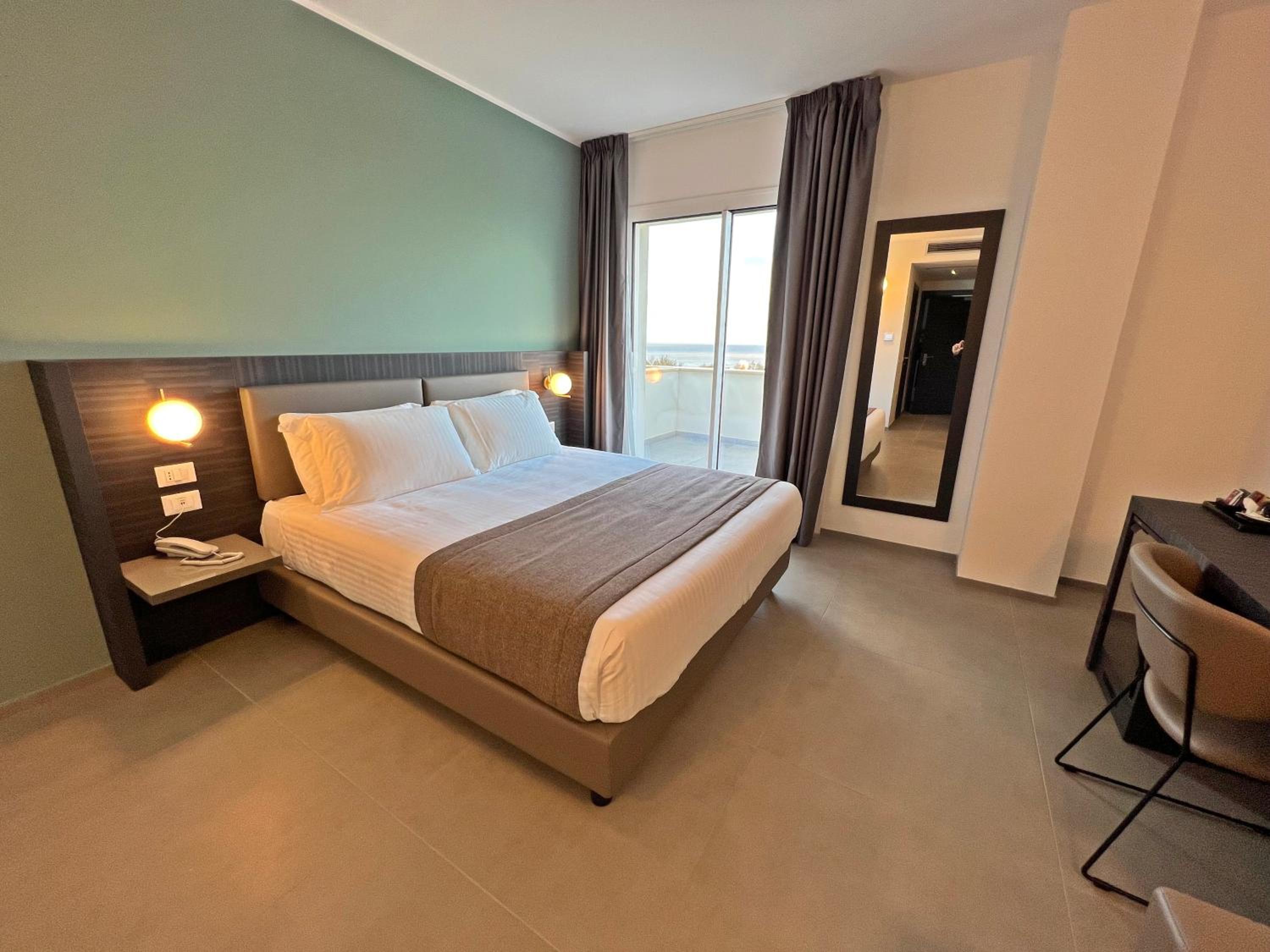Deluxe Double Room with Terrace and Sea View - Photo 8