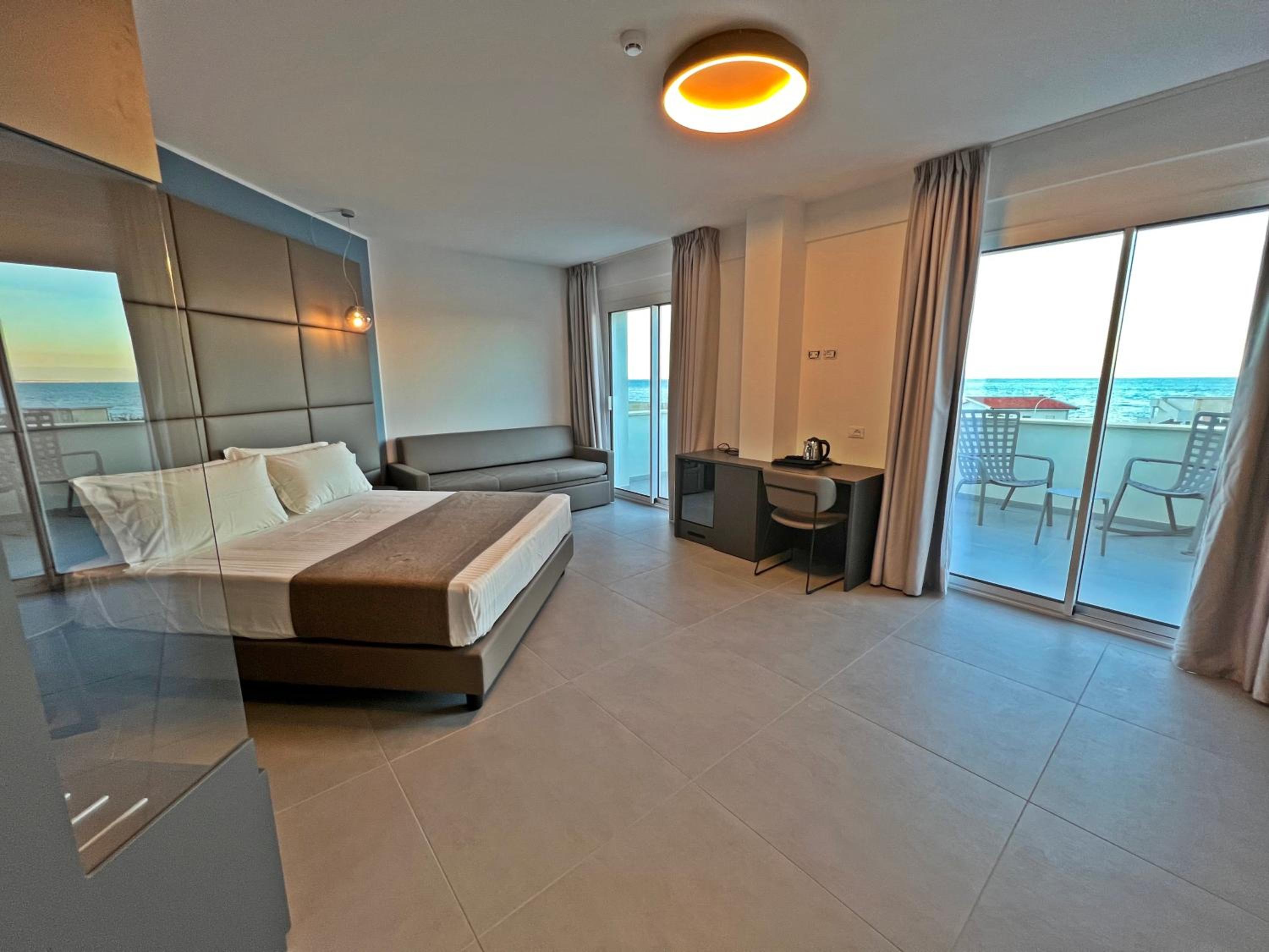 Family Junior Suite with Terrace and Sea View - Photo 21